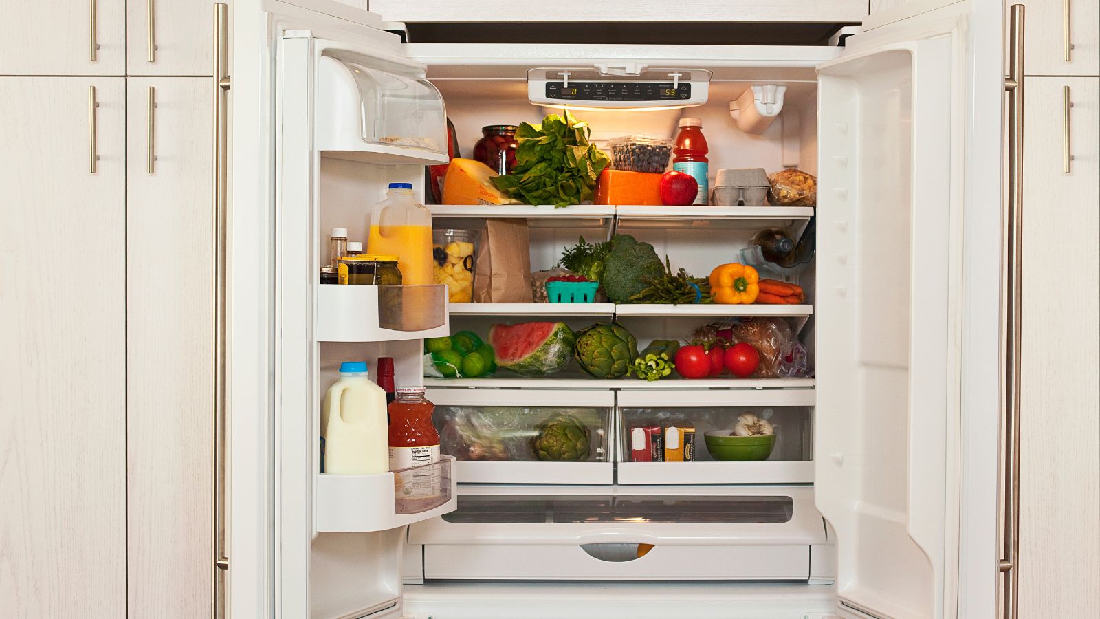 Ein offener Kühlschrank mit Doppeltür