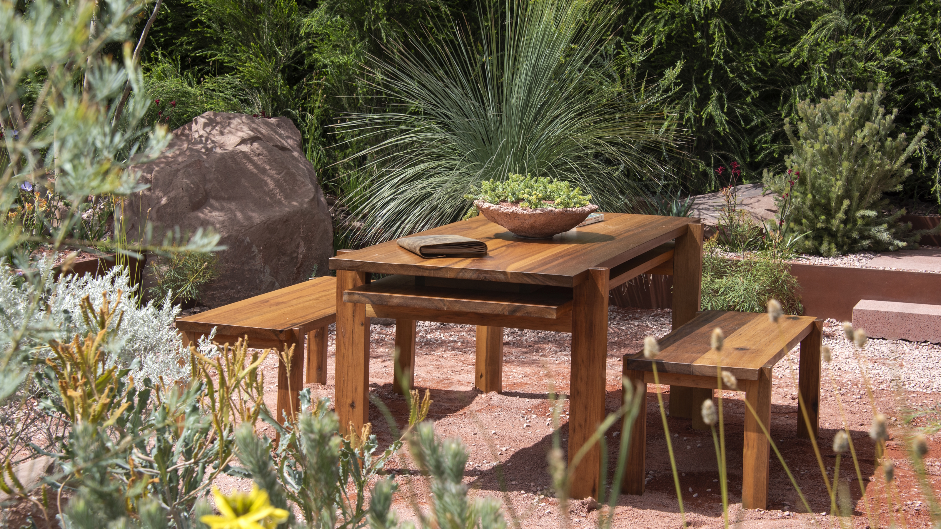 In einem trockenen Garten auf der Chelsea Flower Show 2026 stehen Sukkulenten in Töpfen auf einem Holztisch
