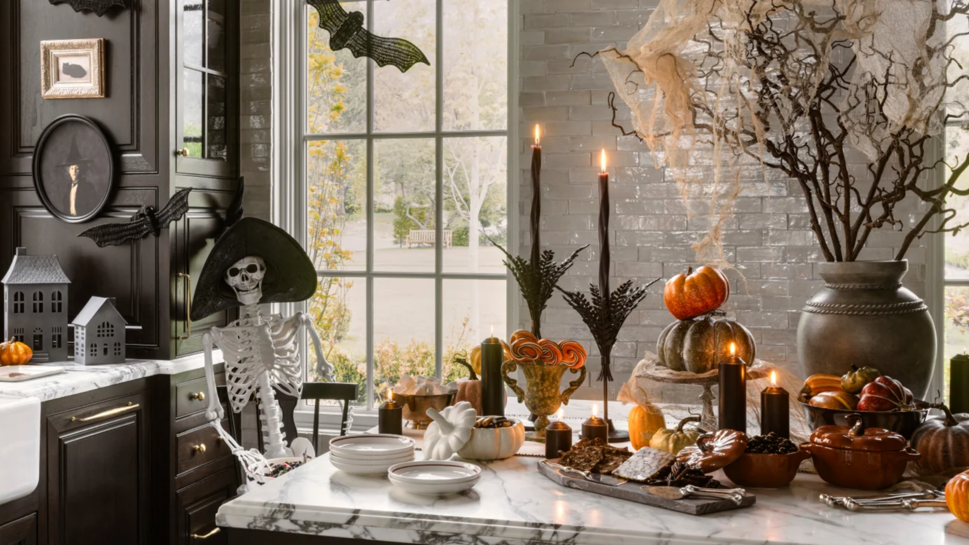 eine Auswahl an Halloween-Dekoration in einer Küche 