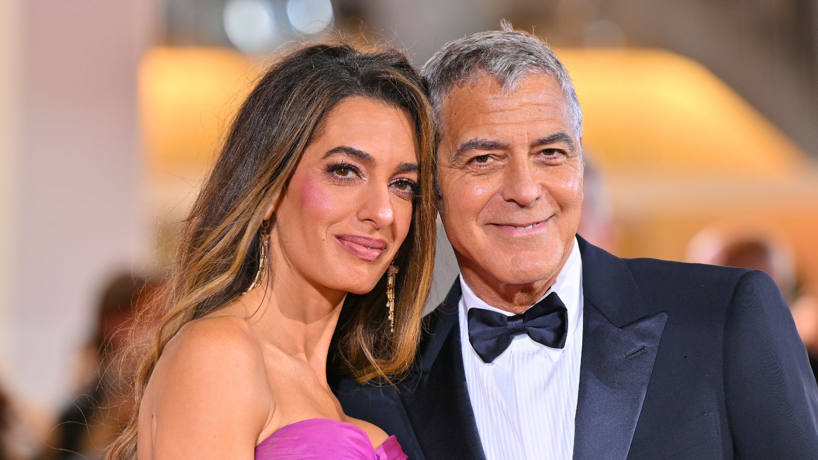 Amal und George Clooney in Italien