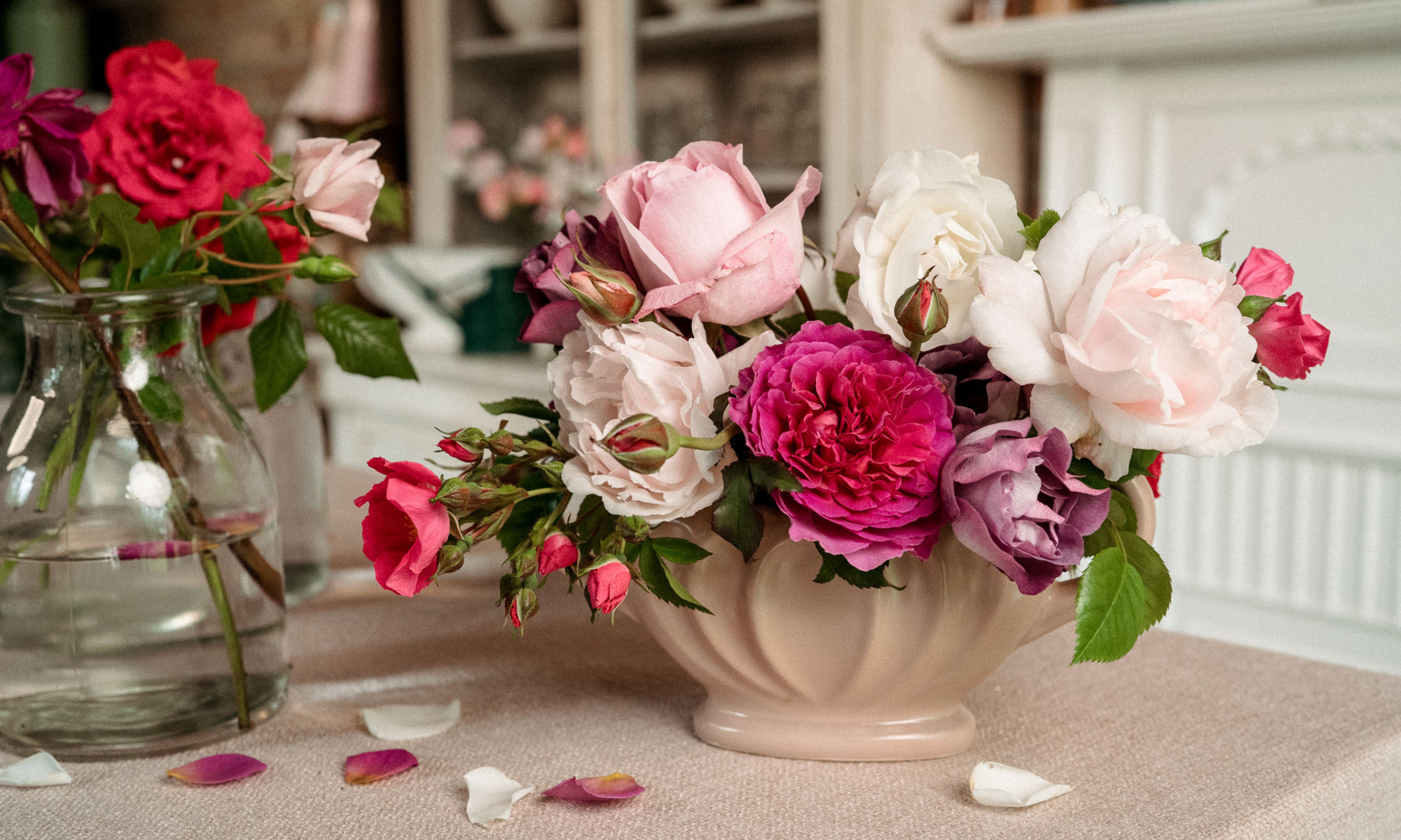 Gartenrosen-Blumenmuster in rosa Vintage-Vase