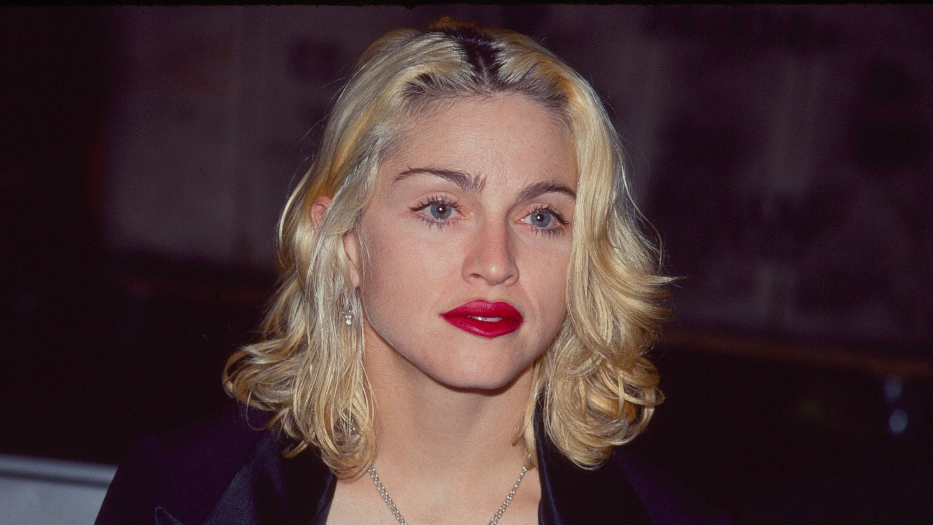 Madonna auf schwarzem Hintergrund in den 90ern