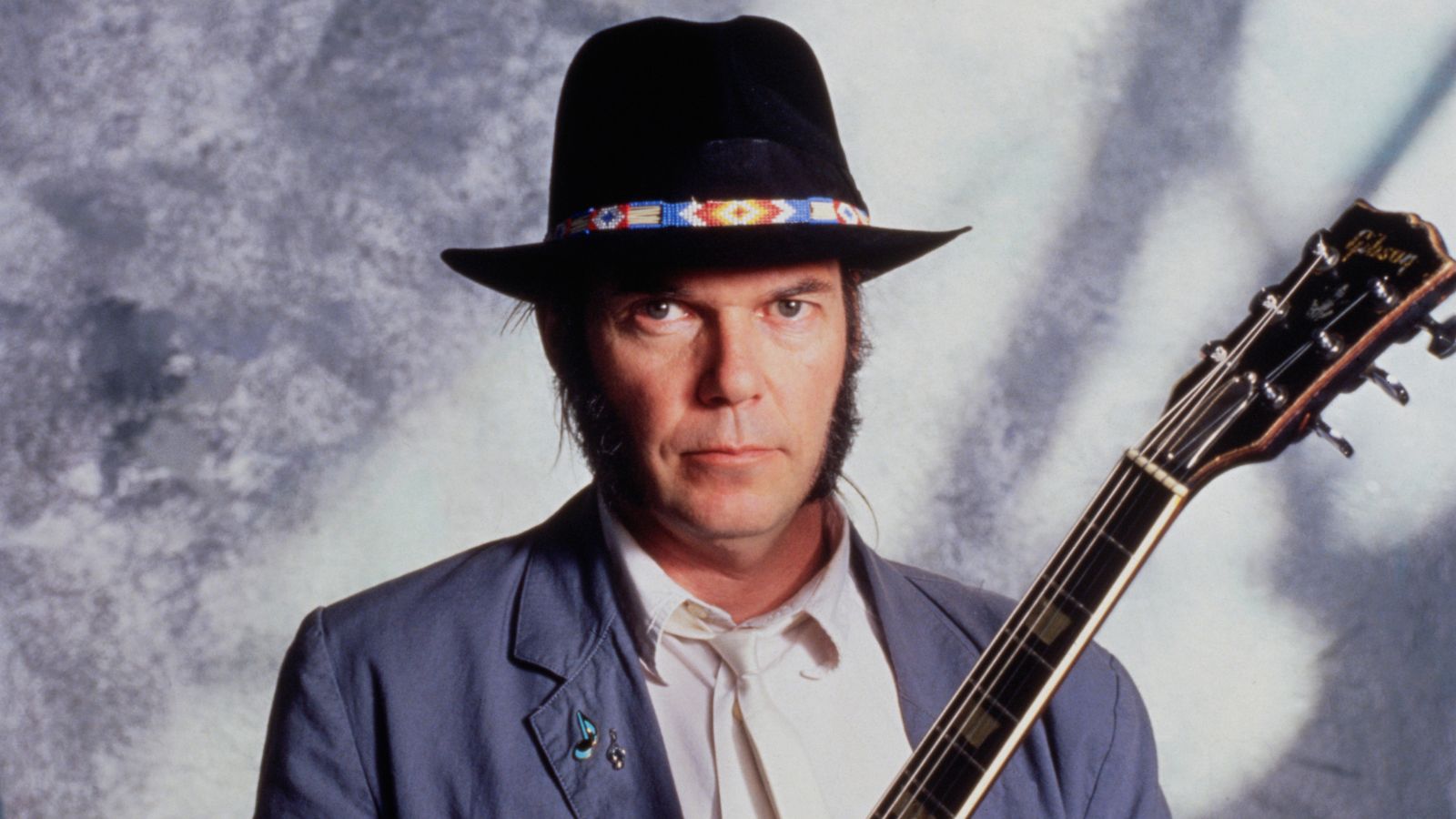 Neil Young auf grauem Hintergrund in den 80ern