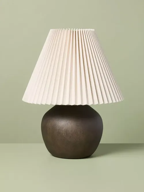 Tischlampe aus dunklem Holz mit plissiertem Schirm – Hearth & Hand™ mit Magnolie