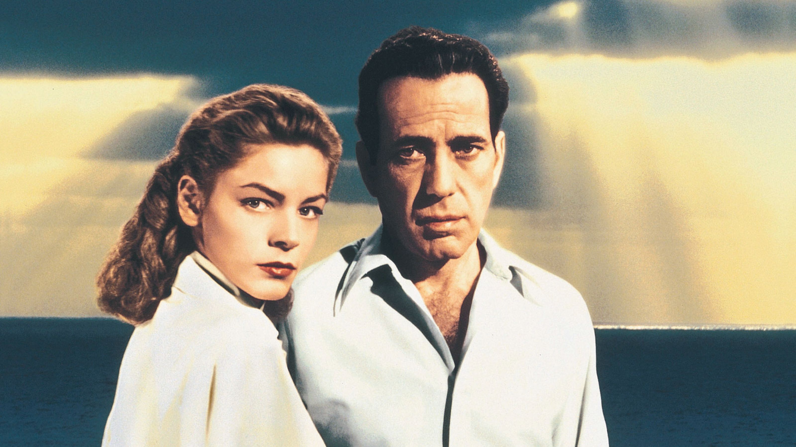 Humphrey Bogard und Lauren Bacall vor einem Meereshintergrund