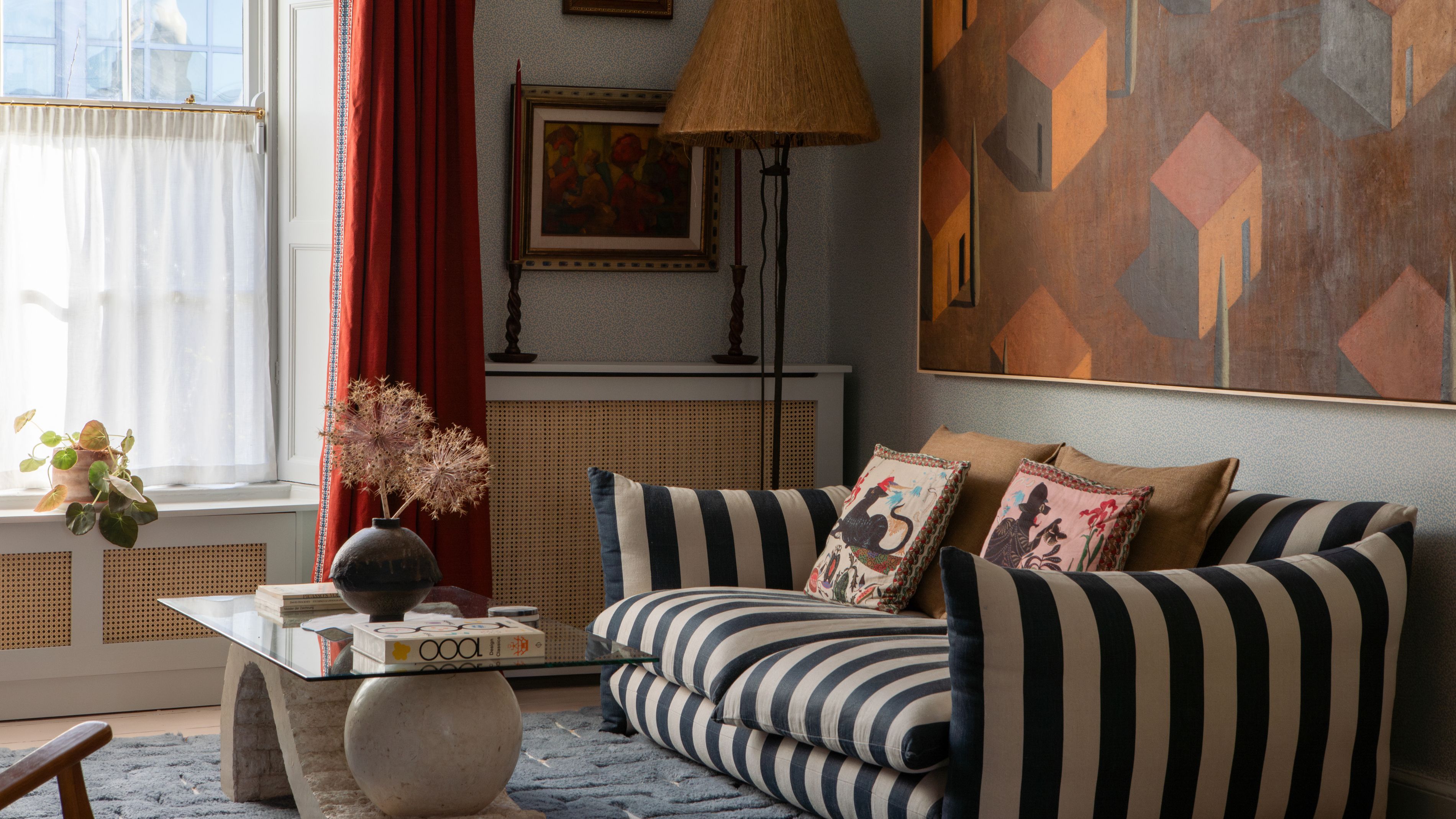 Hellblaues Wohnzimmer mit gestreiftem Sofa in Marineblau und Weiß