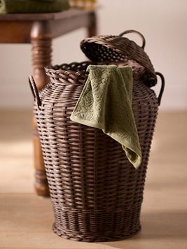 Wäschekorb mit Urnengriff aus Rattan