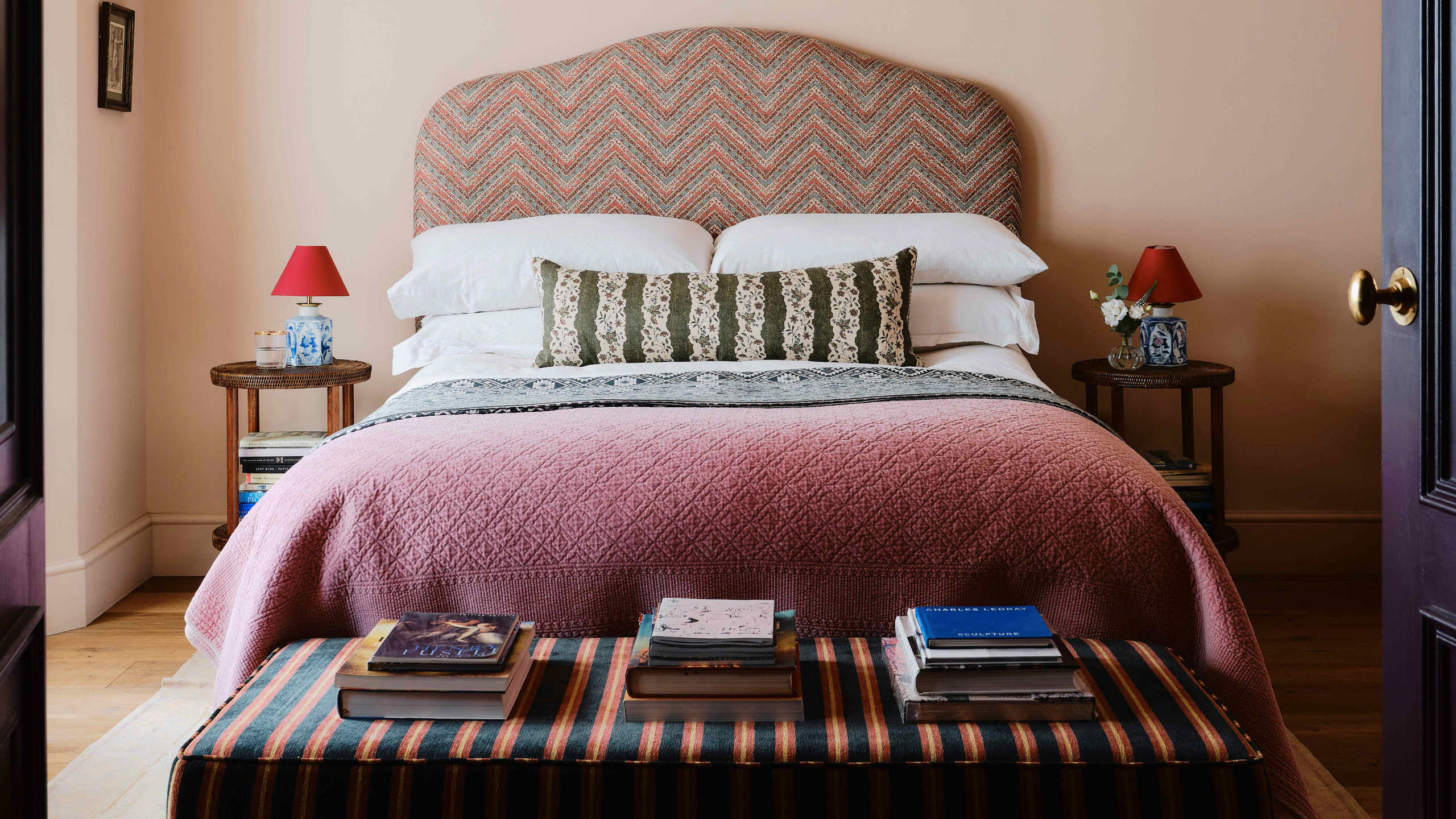 5 clevere Möglichkeiten, traditionelle und moderne Muster zu kombinieren, ohne dass sich Ihr Zuhause zu voll anfühlt