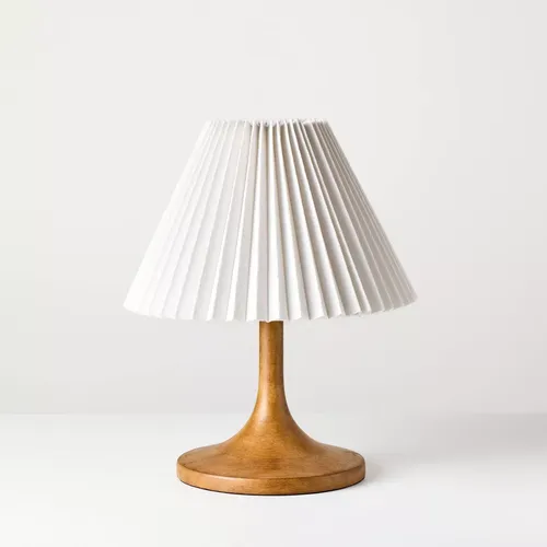 Mitteltonige Holzlampe mit plissiertem Schirm