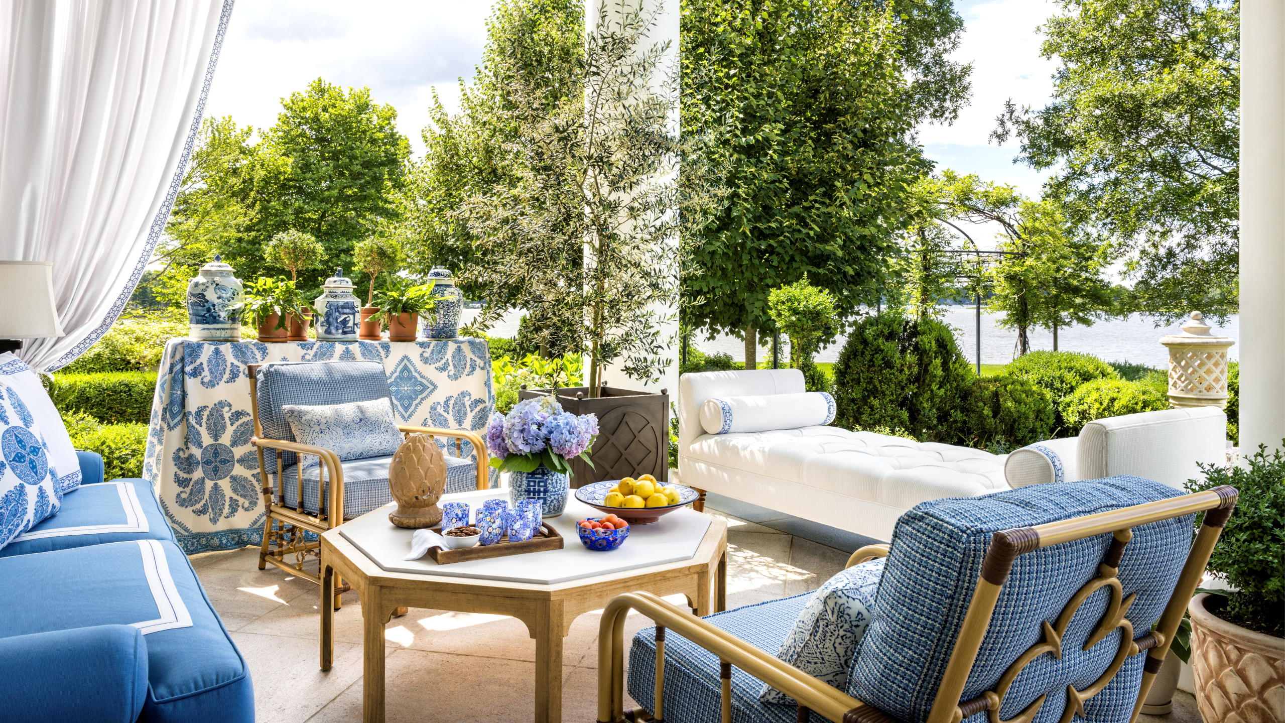 Corey Damen Jenkins sagt, Ihre Terrasse sei zu „draußen“ – seine 5 Tricks, um den Indoor-Stil nach draußen zu bringen und die Saison im Freien zu verlängern