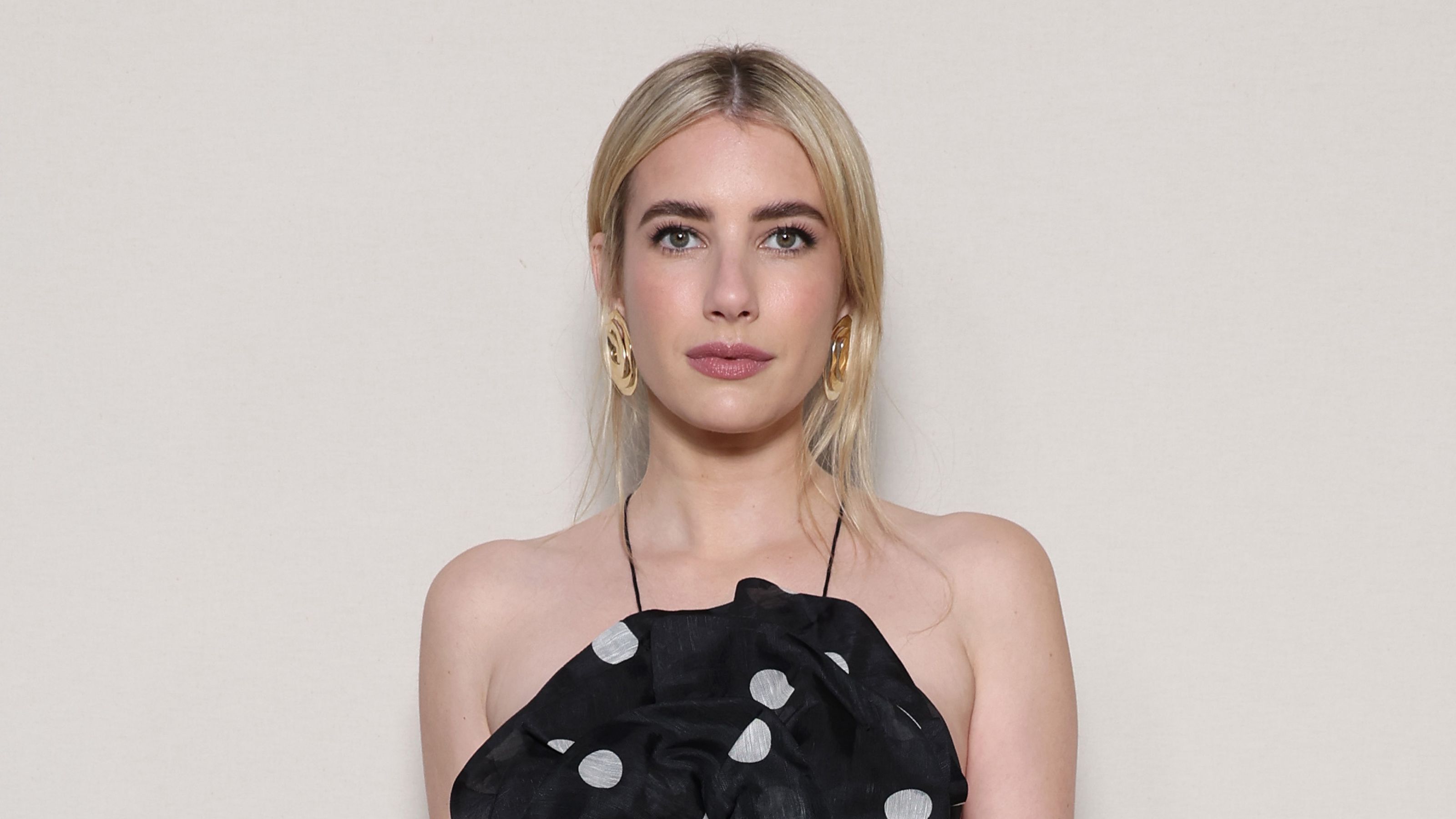 Emma Roberts auf weißem Hintergrund