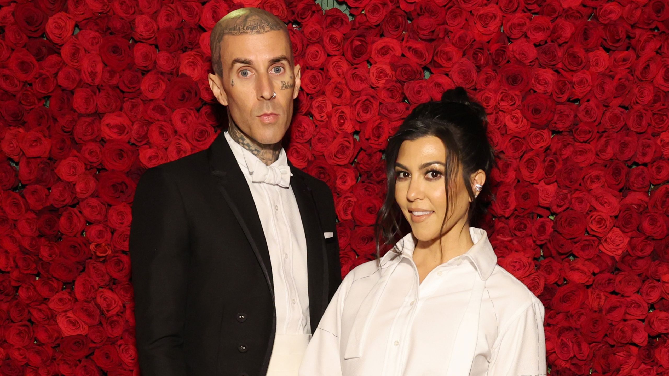 Das Mid-Century-Modern-Schlafzimmer von Kourtney Kardashian und Travis Barker ist eine Lektion darin, wie man neutralen Farben Gemütlichkeit verleiht