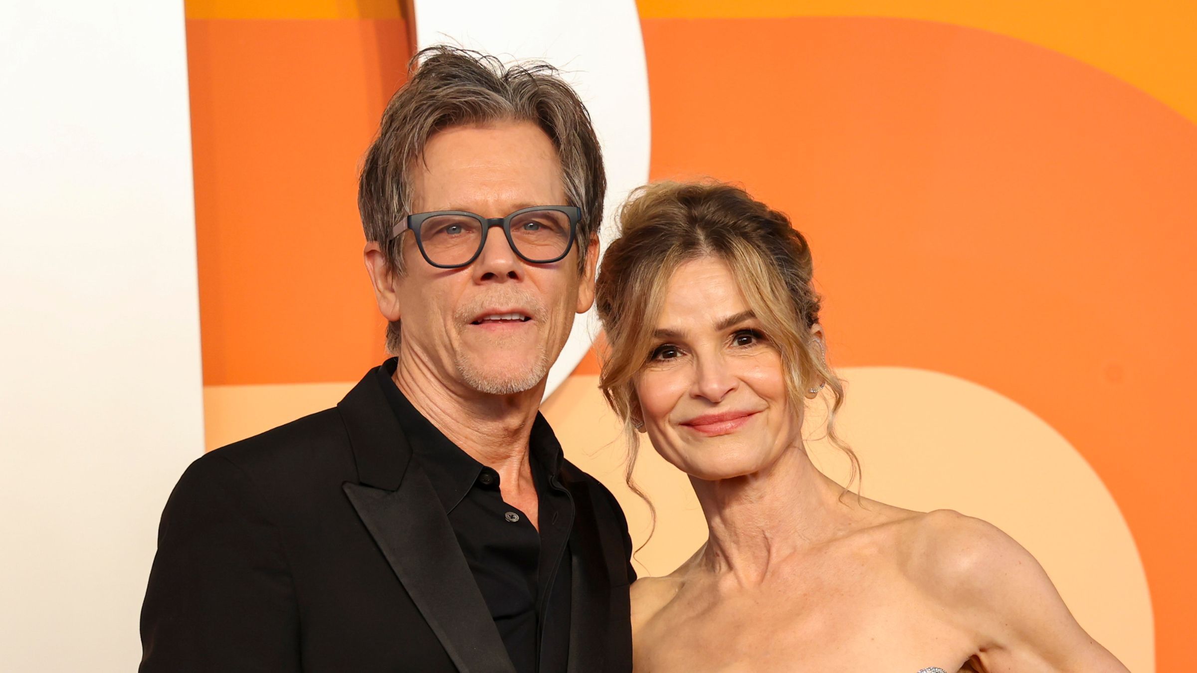 Das Sofa „Warm Sand“ von Kevin Bacon und Kyra Sedgwick ist ein Porträt erdiger Behaglichkeit – gemütliche Neutraltöne für das Jahr 2027