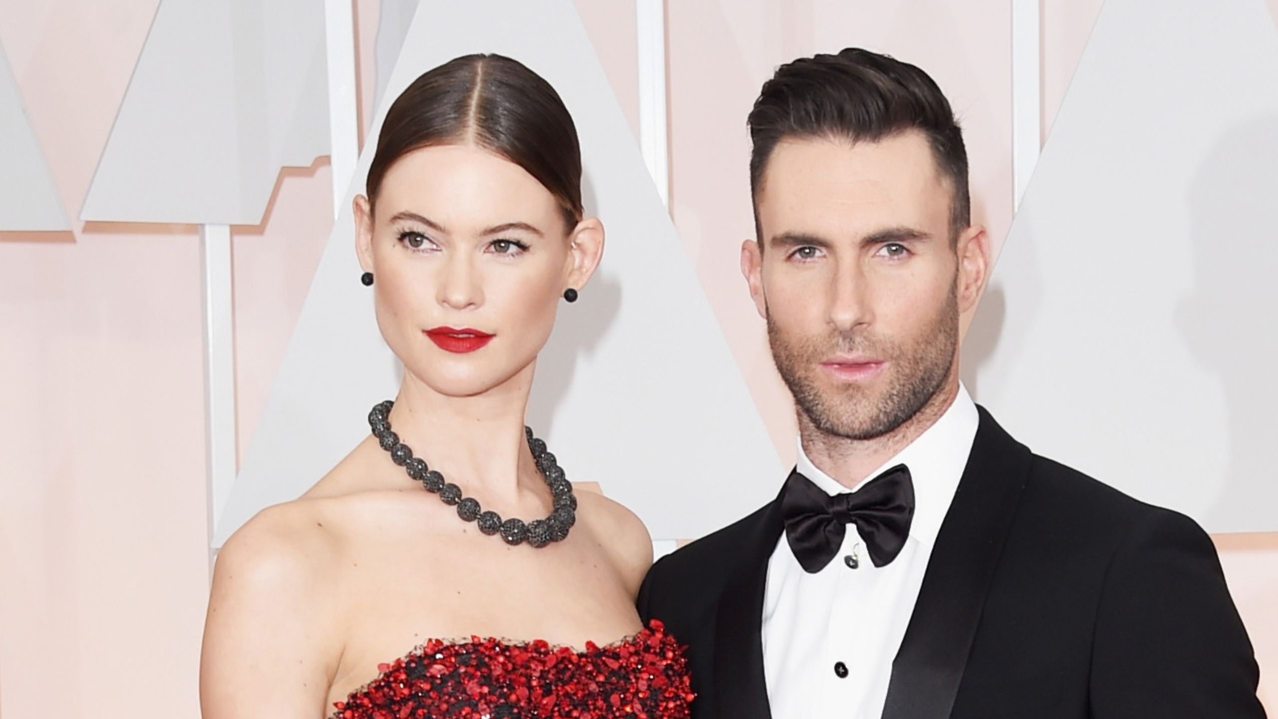 Das Wohnzimmer von Adam Levine und Behati Prinsloo ist ein Porträt des warmen Minimalismus – es definiert ruhige Innenräume für 2027 neu