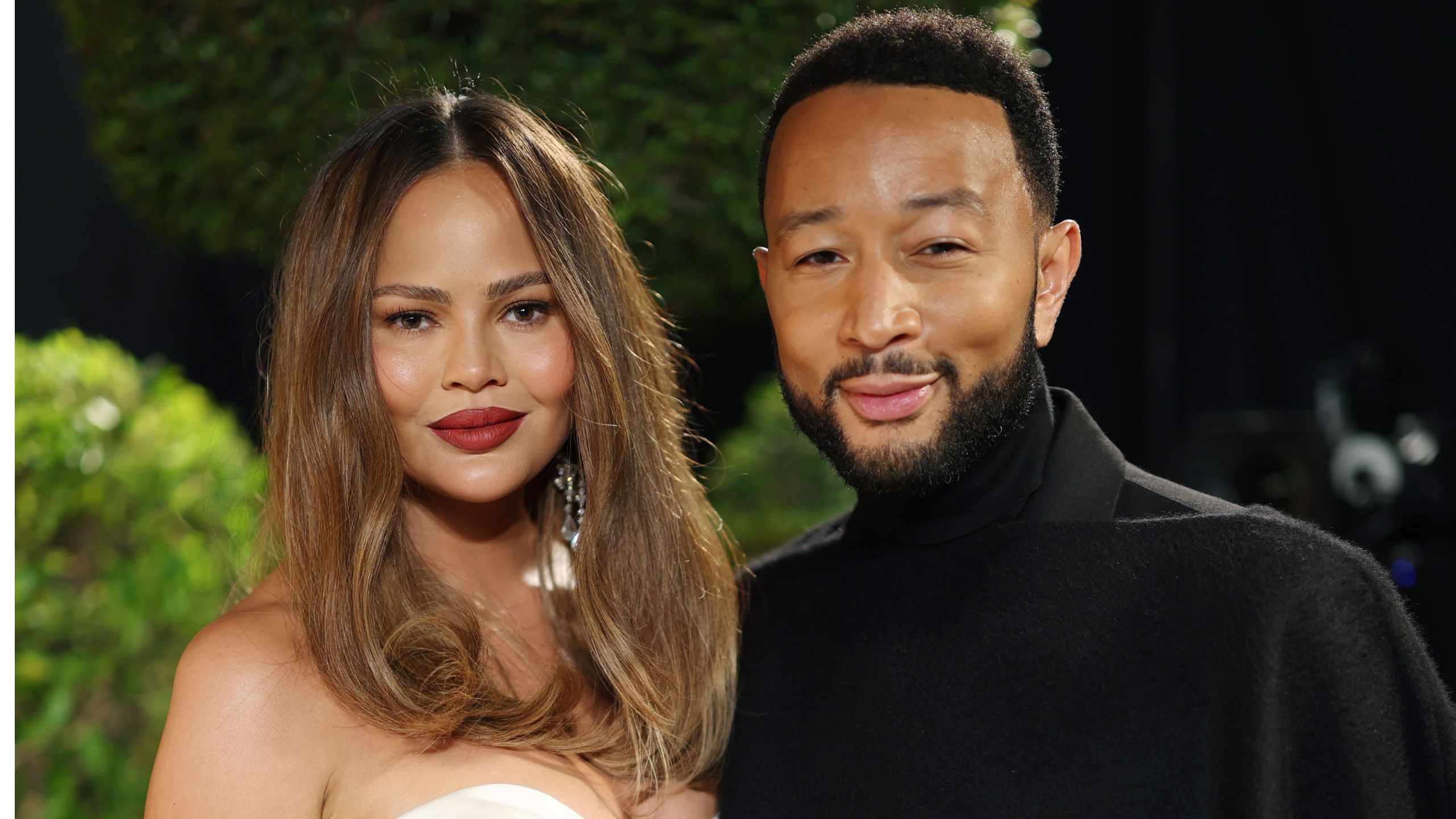 Das warme, minimalistische Wohnzimmer von Chrissy Teigen und John Legend ist eine Meisterklasse im Dekorieren mit Beige – damit es auch im Jahr 2027 immer noch frisch aussieht