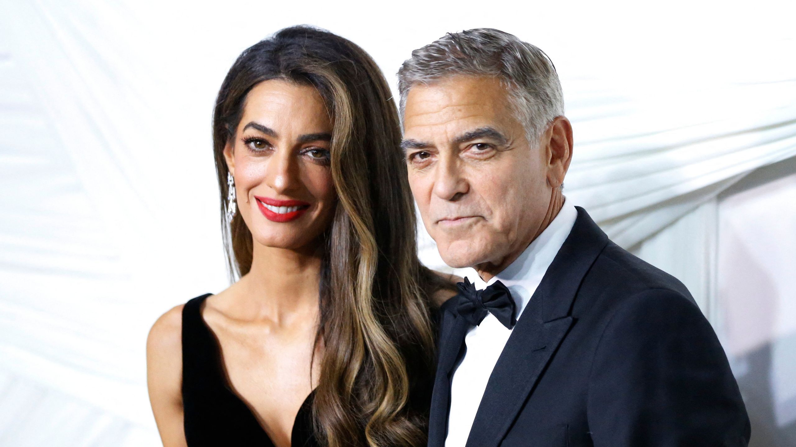 Der italienische Patio von George und Amal Clooney ist ein Tutorial für warmes, minimalistisches Outdoor-Design – er ist elegant und dennoch zurückhaltend