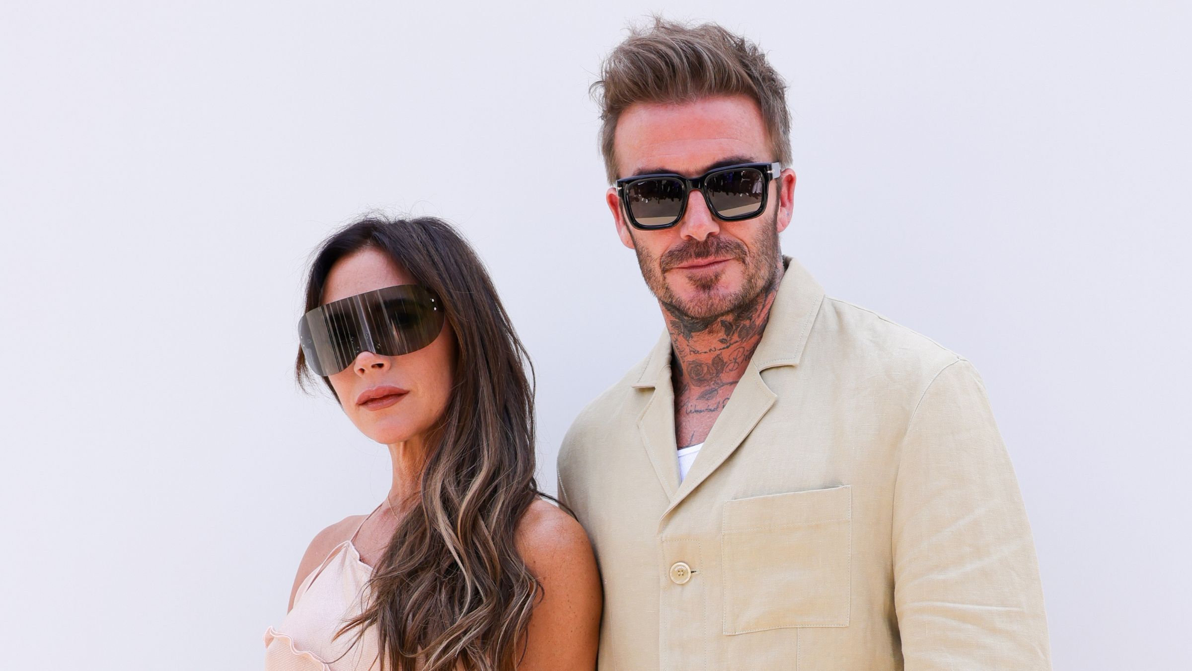 Der patinierte Kronleuchter von David und Victoria Beckham ist der neue Maßstab für kontrastreiche neutrale Räume im Jahr 2027