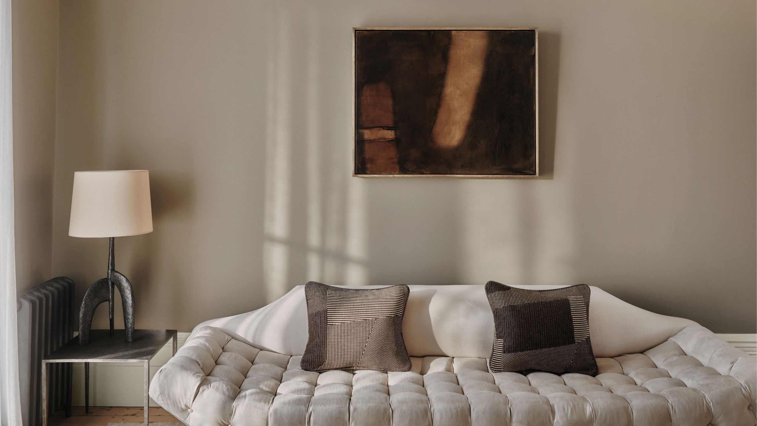 Dieser flüsterweiche Farrow & Ball-Farbton ist die zeitlose braune Farbe, von der Designer nicht genug bekommen können