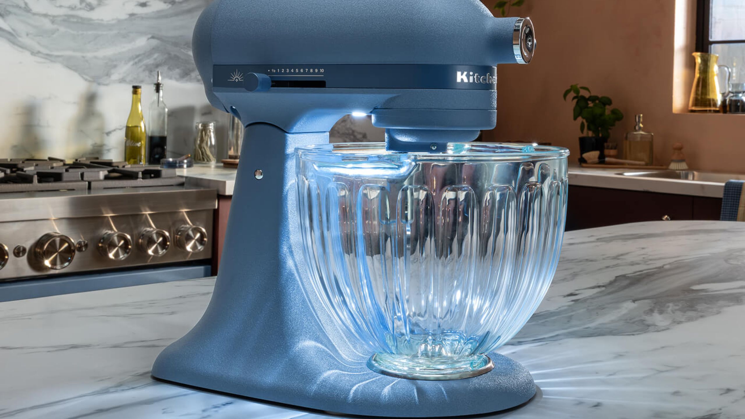 Dieser neue Mixer der KitchenAid Design-Serie sieht aus wie aus einem Wintermärchen – Lernen Sie Luminaire kennen