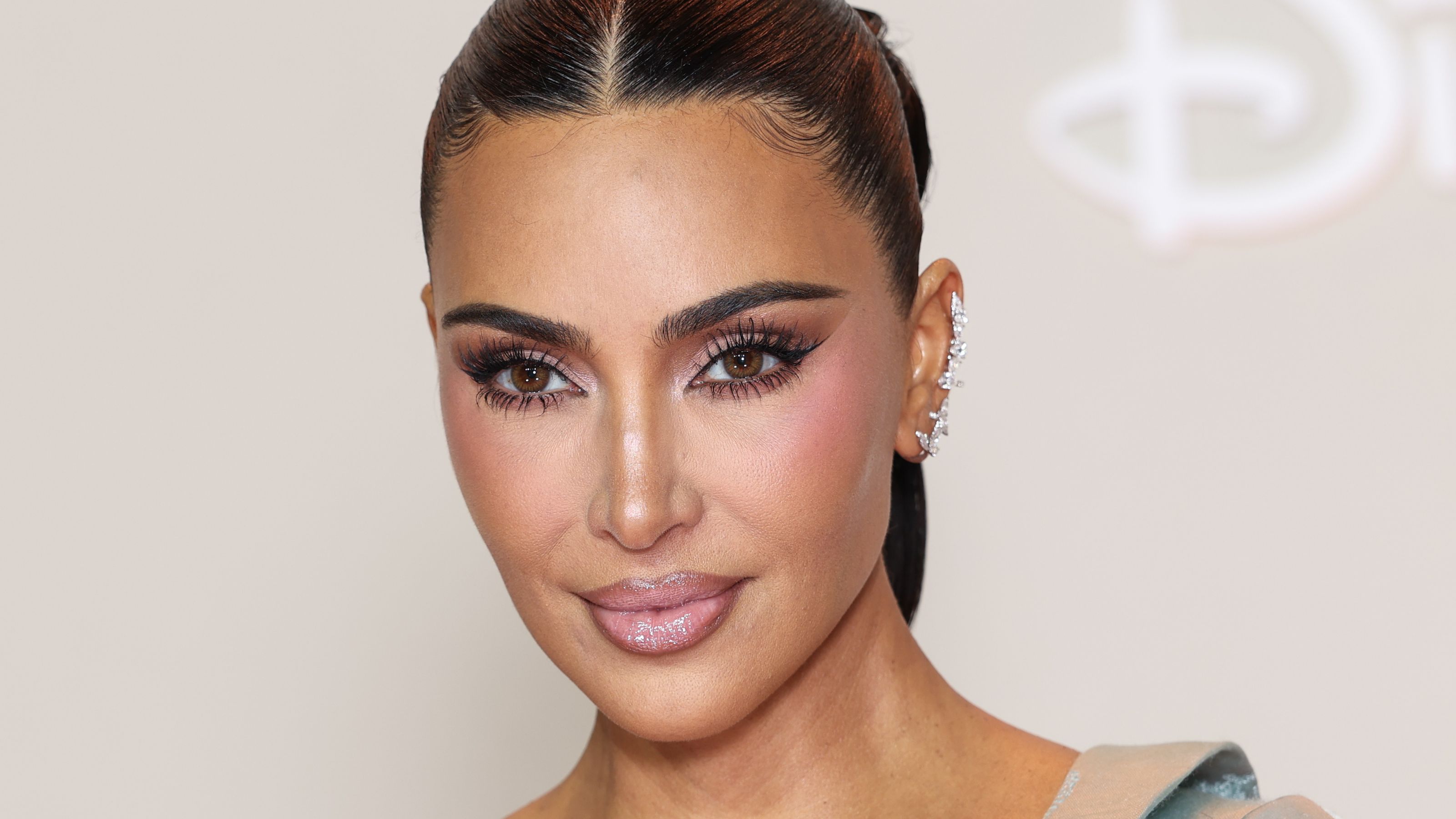 Kim Kardashian auf weißem Hintergrund