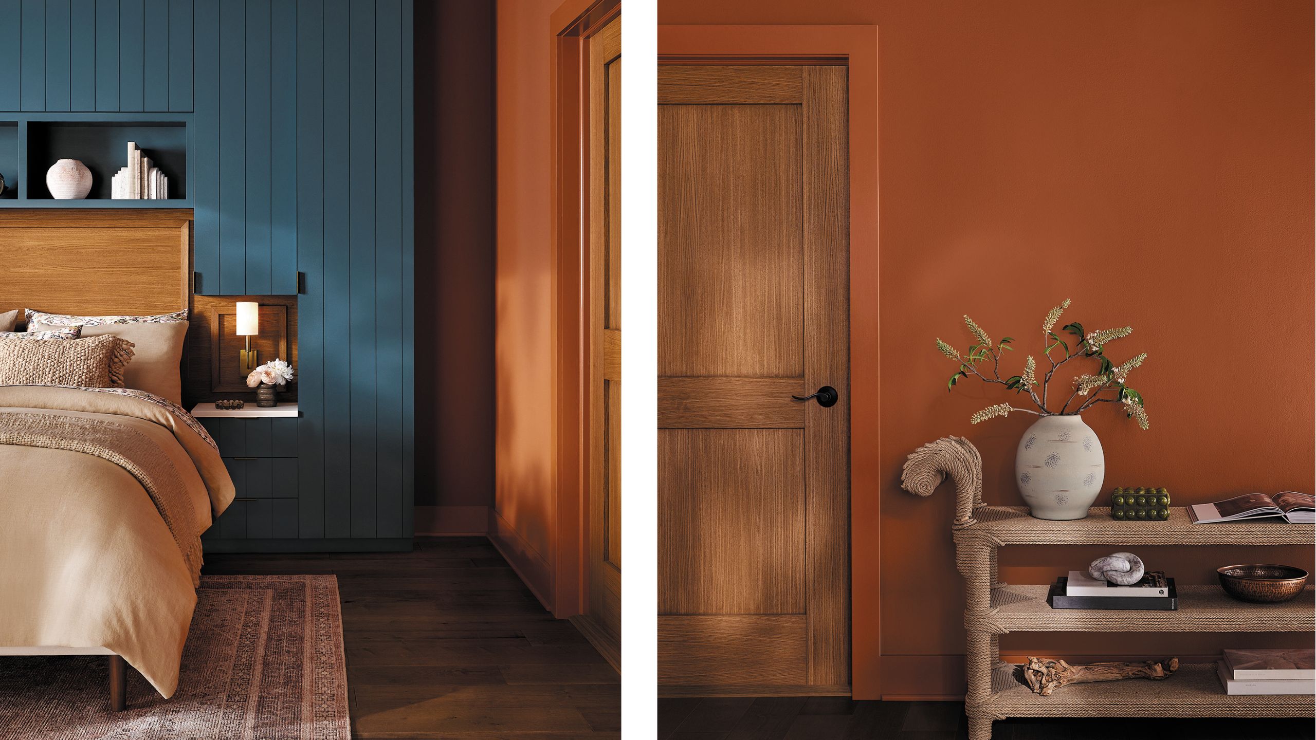 Schlafzimmer mit blau getäfelter Wand und Nischen voller Bücher und Schmuck, links eine orangefarbene Wand mit einer Konsole voller Bücher und einer Vase.