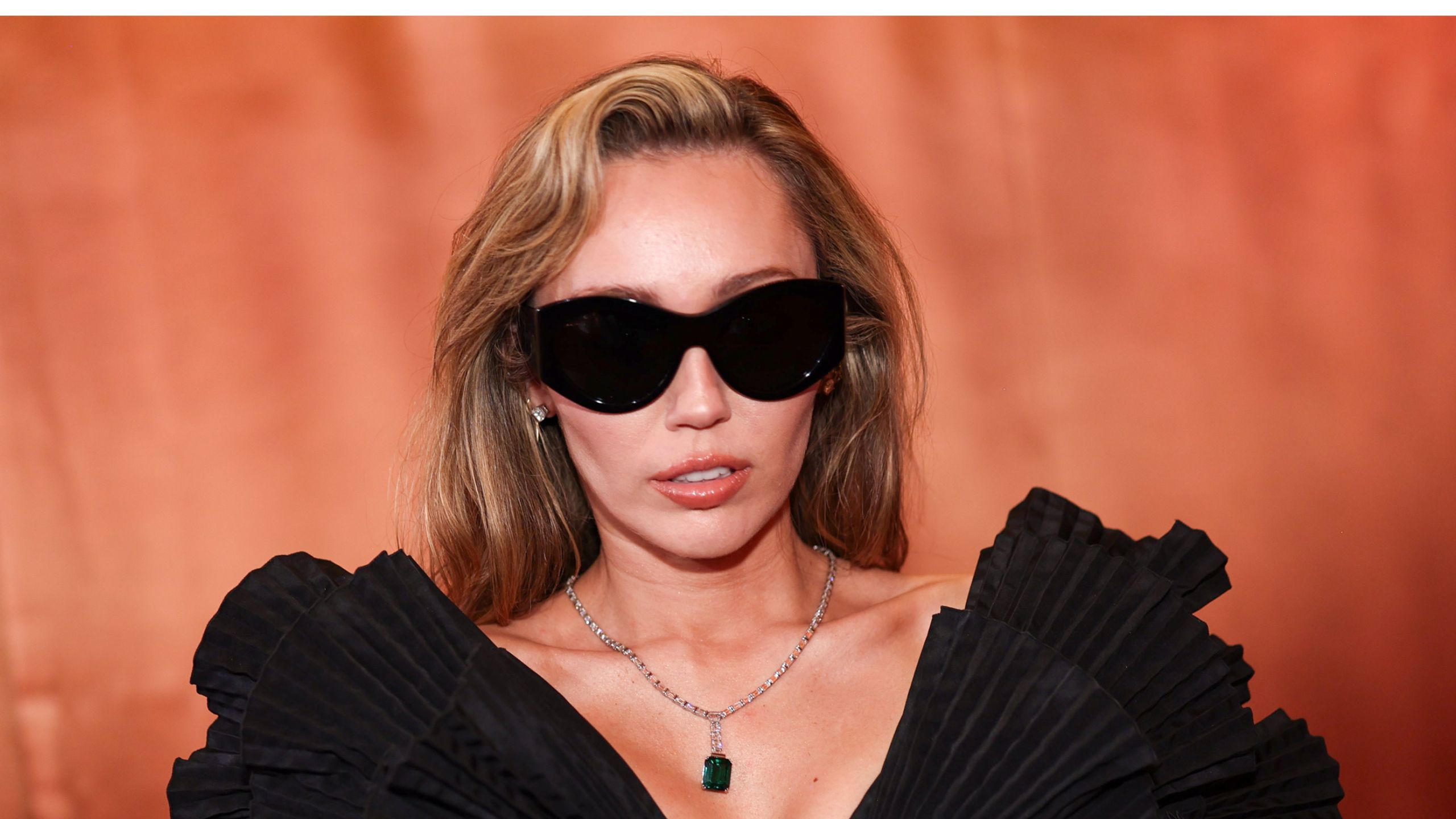Miley Cyrus‘ unorthodoxe Wohnzimmerfarben sind ein Porträt der Rock'n'Roll-Nostalgie – die Neuerfindung des persönlichen Stils für 2027