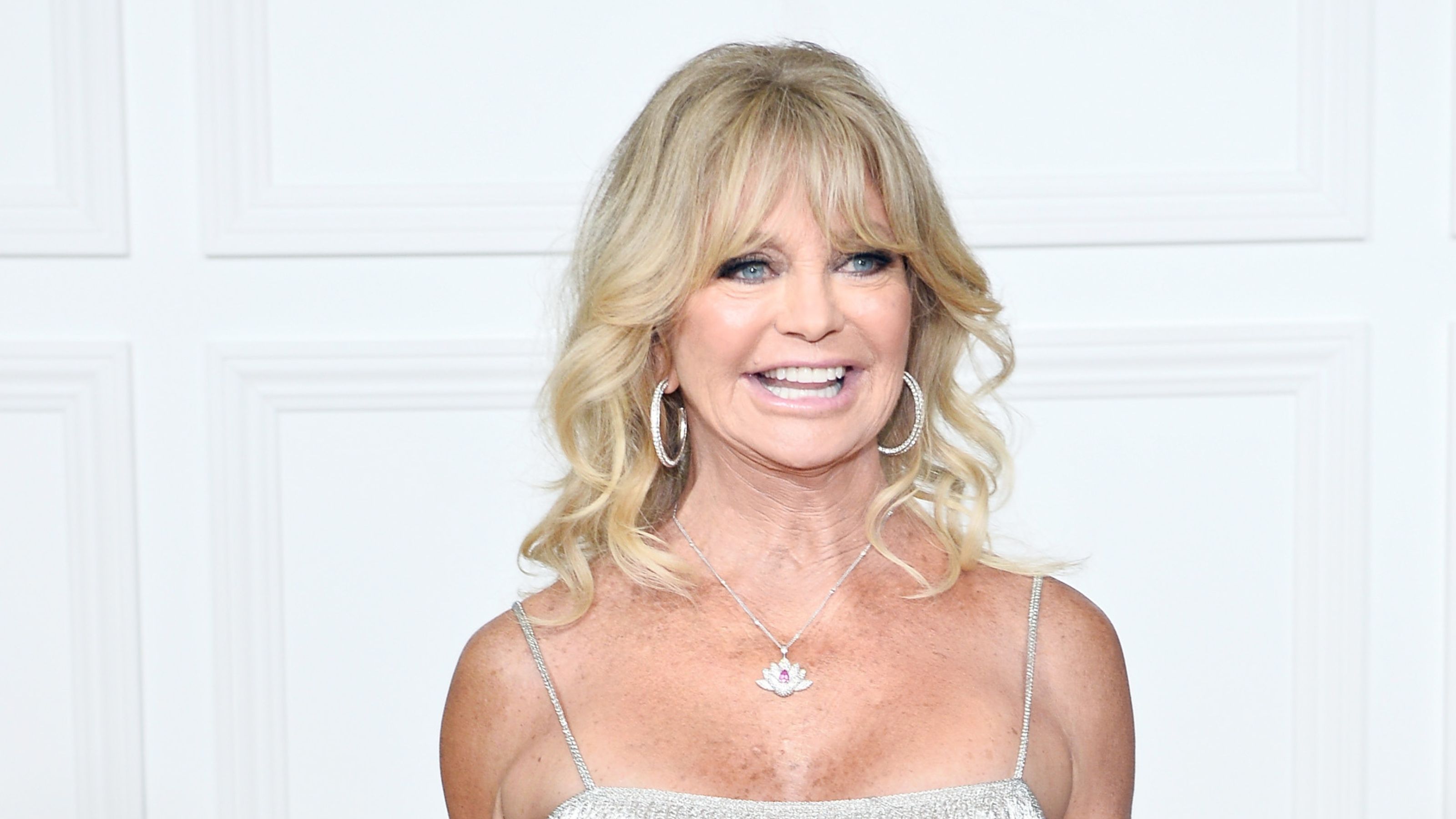 Goldie Hawn auf weißem Hintergrund