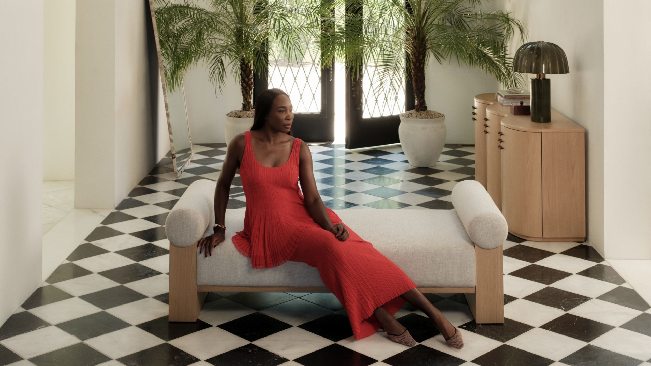 Tennis-Ikone Venus Williams hat gerade eine Kollektion mit Crate & Barrel herausgebracht – eine Liebeserklärung an den Sport, zeitlosen Stil und sanfte Eleganz