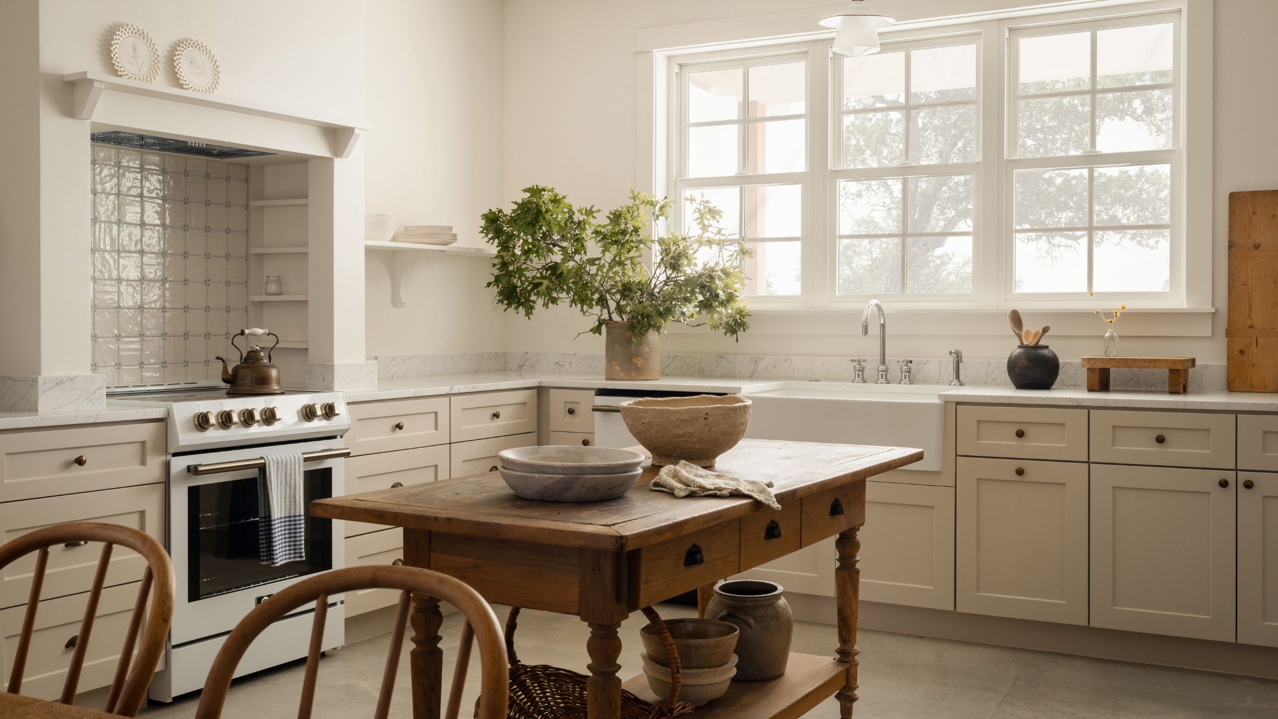 Weiße Küchen sind nicht langweilig, Sie haben Alabaster von Sherwin-Williams einfach noch nicht probiert