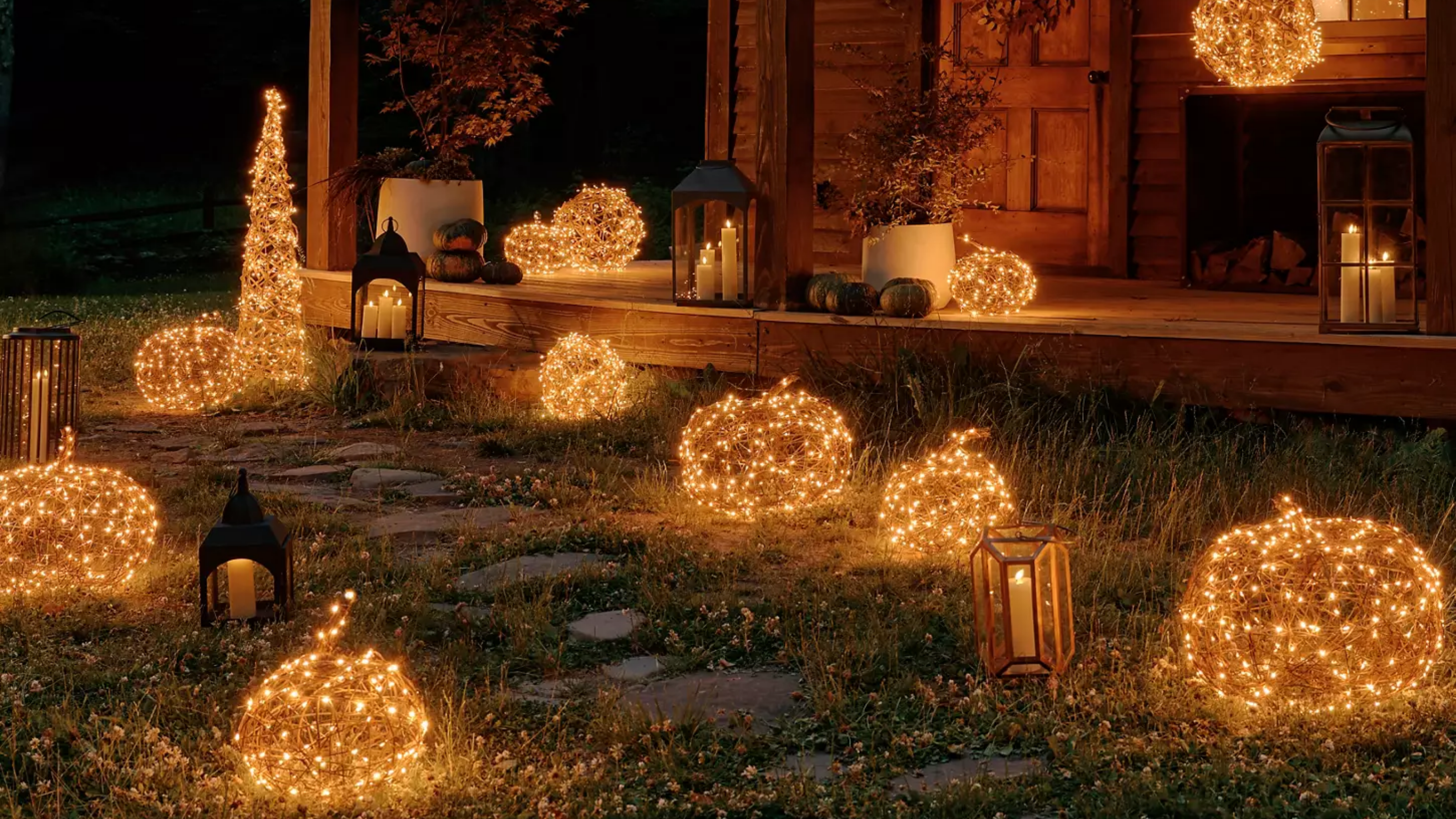 Halloween-Kürbisse aus geflochtenem Rattan und Lichterketten
