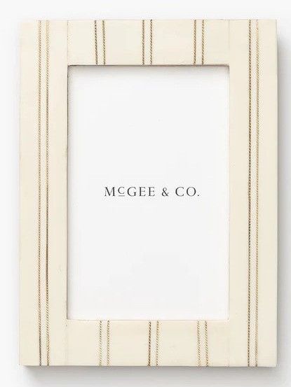 Cremefarbener, doppelt gestreifter Rahmen von McGee & Co