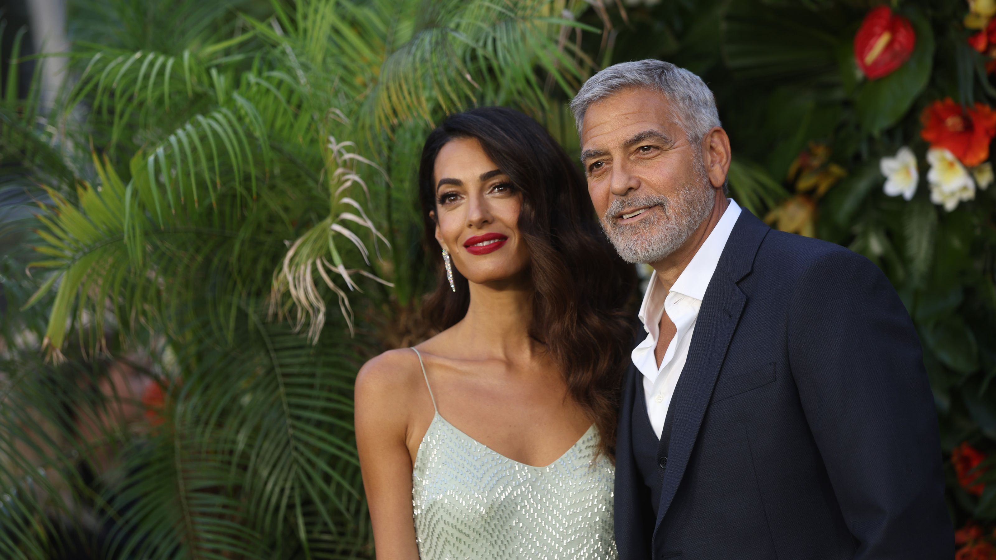Amal und George Clooney in ihrem Garten