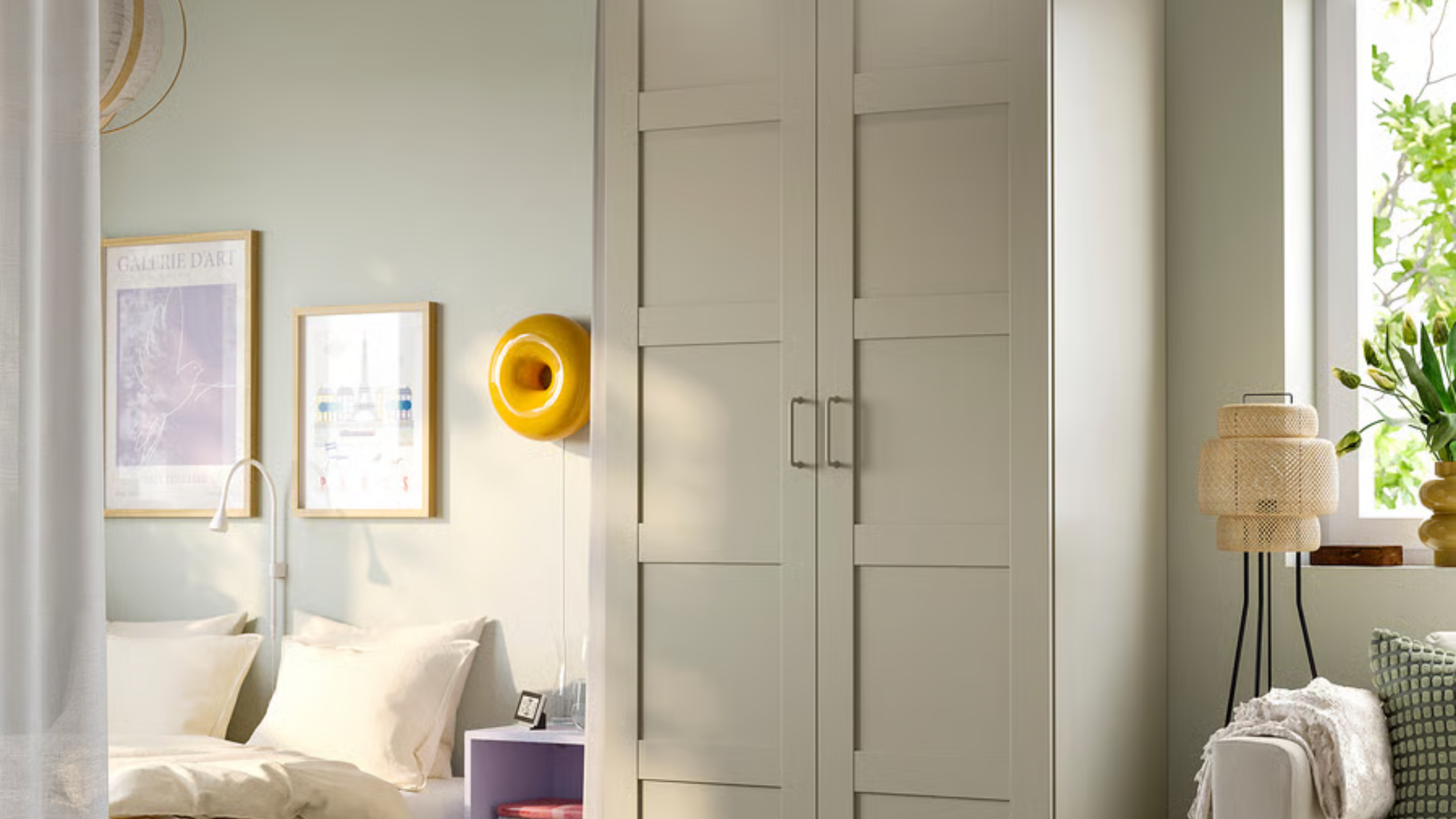 IKEA PAX-Kleiderschrank in einem Schlafzimmer