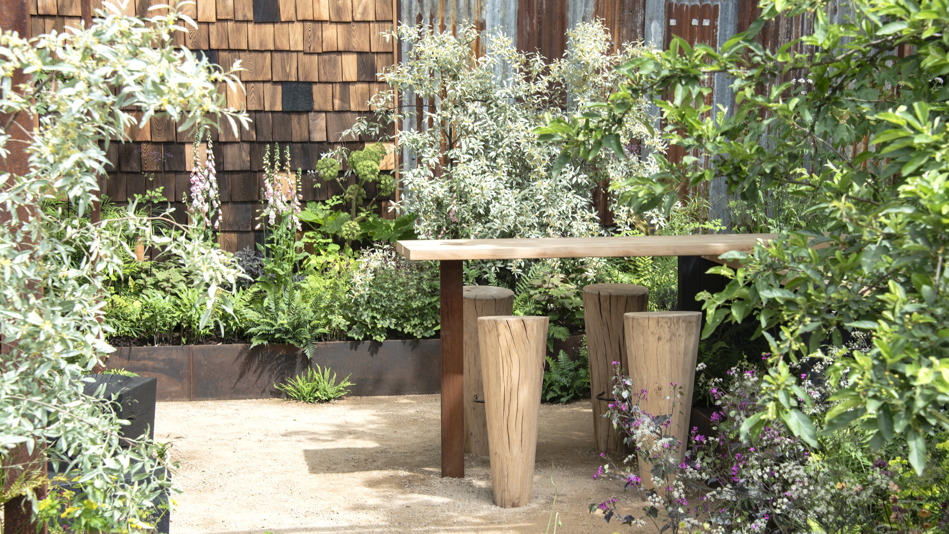 Chelsea Flower Show 2026 kleiner Garten mit Sitzgelegenheiten