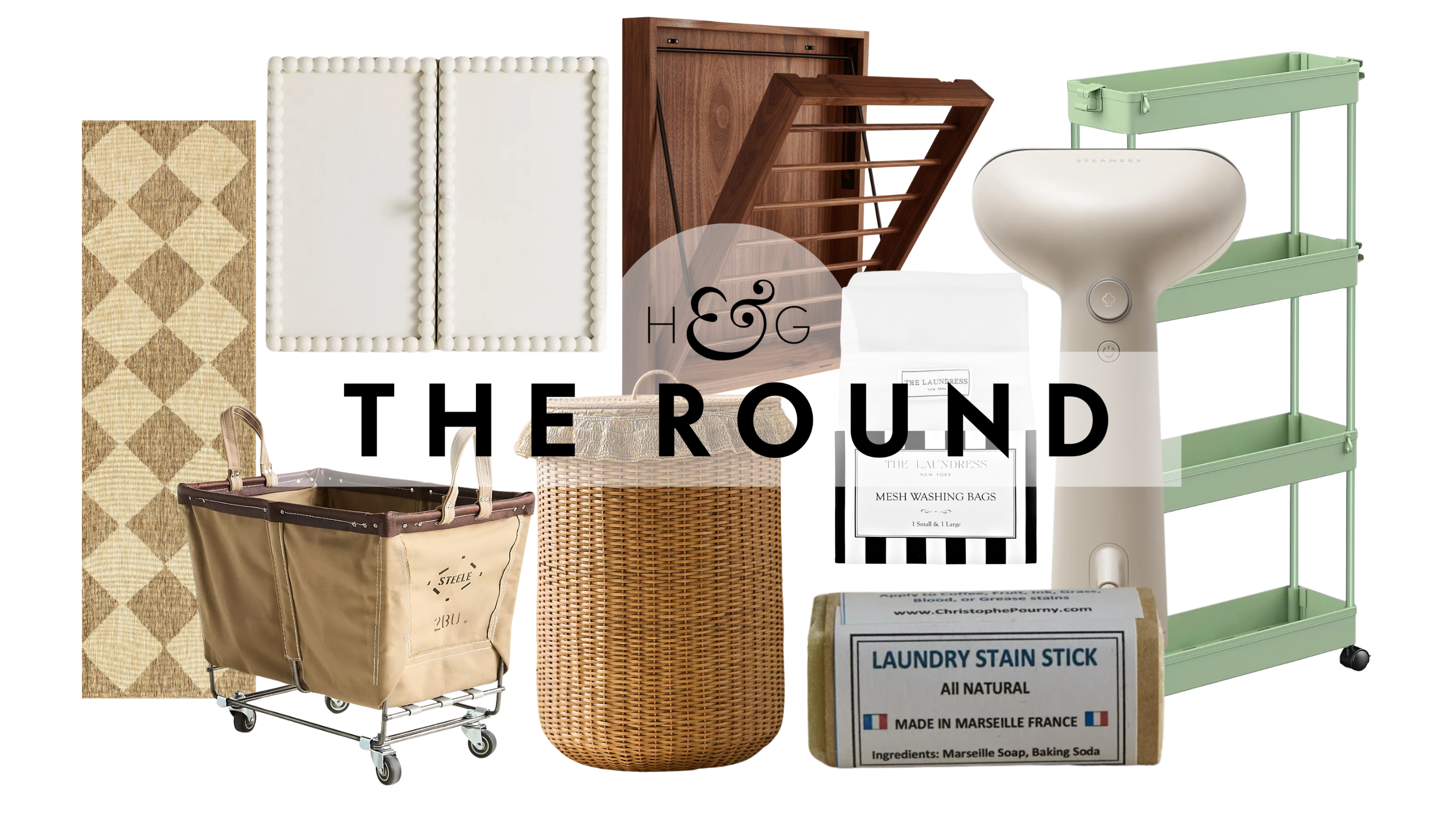 Stilvolle Grundausstattung für die Waschküche, darunter ein waschbarer Teppich, Rollwagen, ein montiertes Regal, ein Wäschekorb aus geflochtenem Rattan, ein Kleiderständer aus Walnussholz, ein französischer Beizstab und ein schicker Dampfglätter.