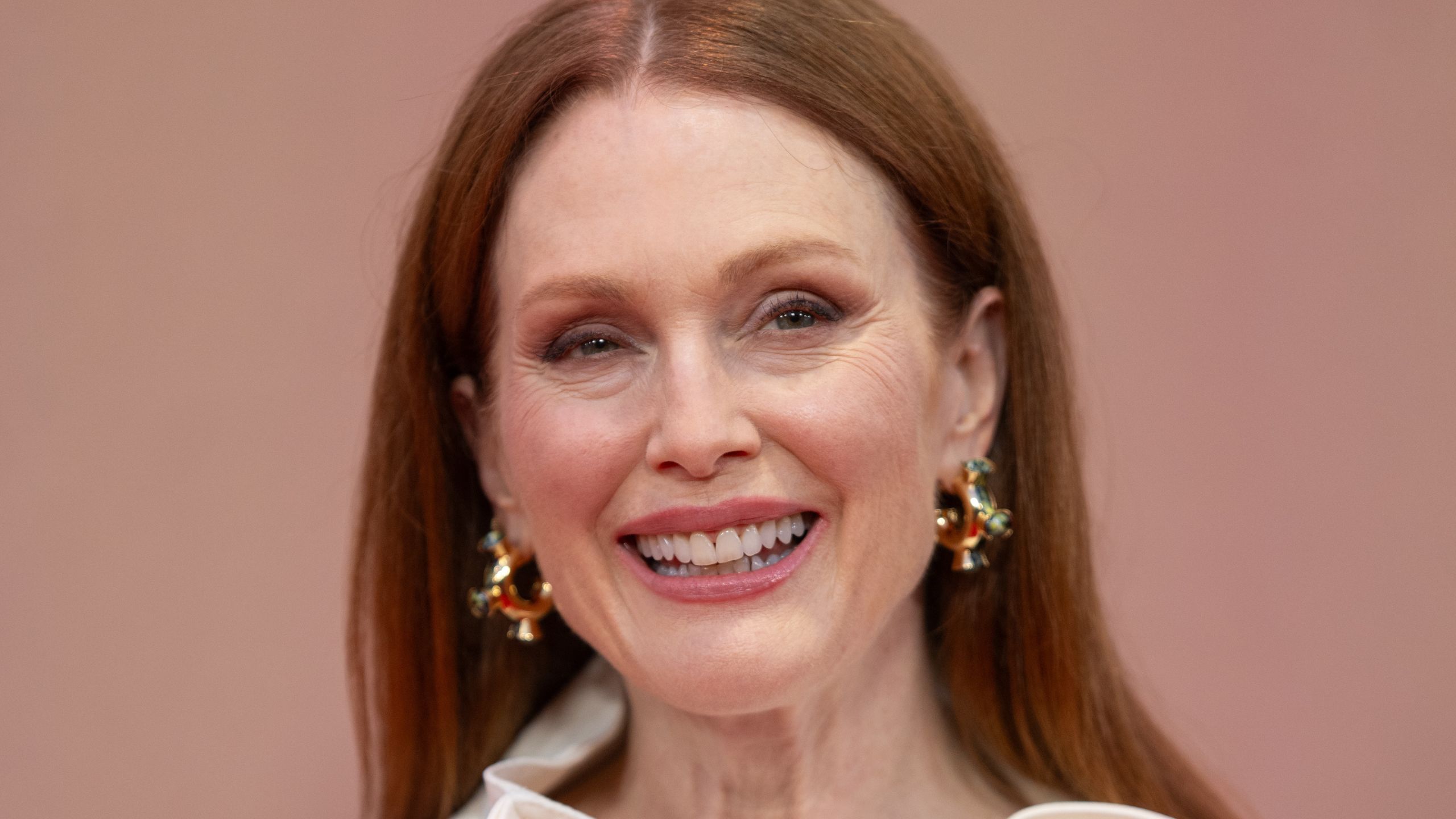 Julianne Moore auf einem rosa Hintergrund
