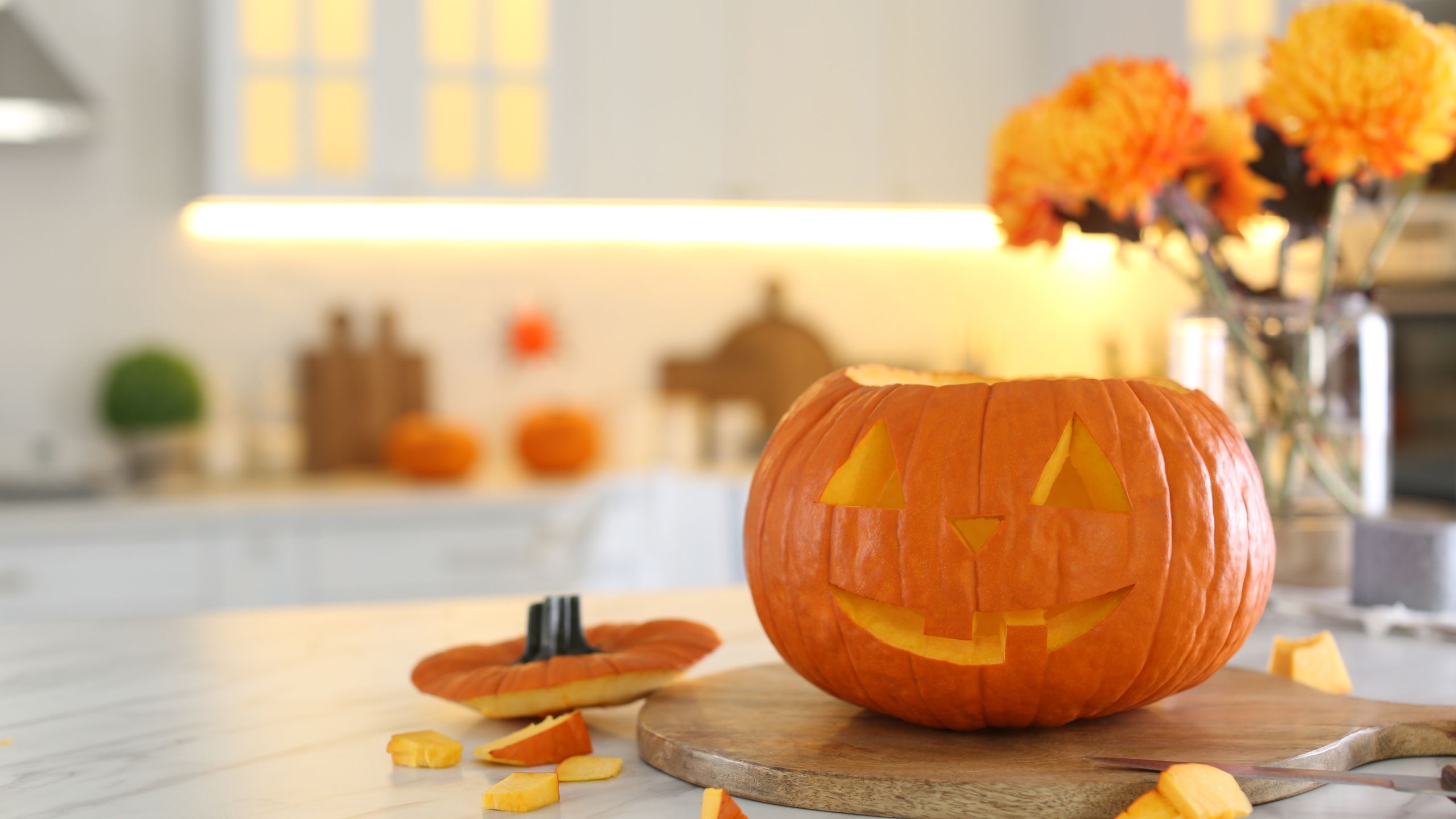 5 kreative Möglichkeiten, Ihre übrig gebliebenen Kürbiskerne nach Halloween zu verwenden