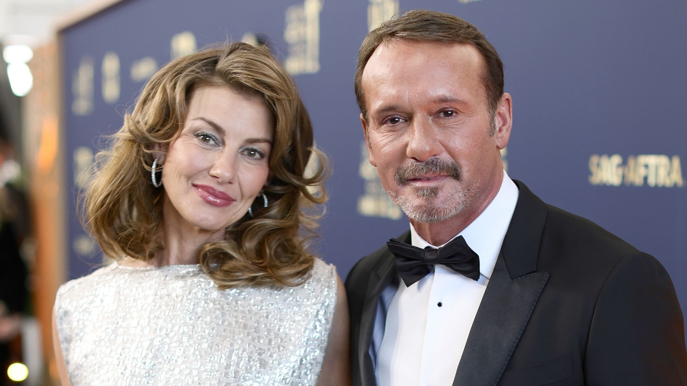 Das anti-nautische Wohnzimmer von Tim McGraw und Faith Hill setzt Maßstäbe für Luxus an der Küste – es interpretiert blaue Dekoration neu