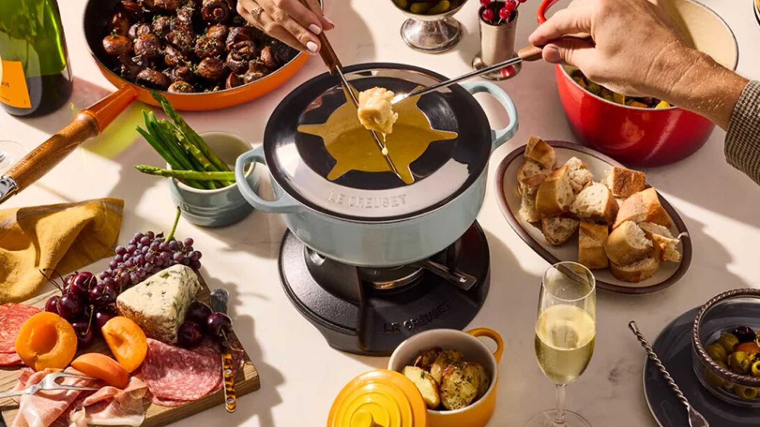 Das neue Fondue-Set von Le Creuset ist das gemütliche Gastgeber-Upgrade, das ich diese Weihnachtszeit schenken würde – es ist wie gemacht, um das Herzstück zu sein