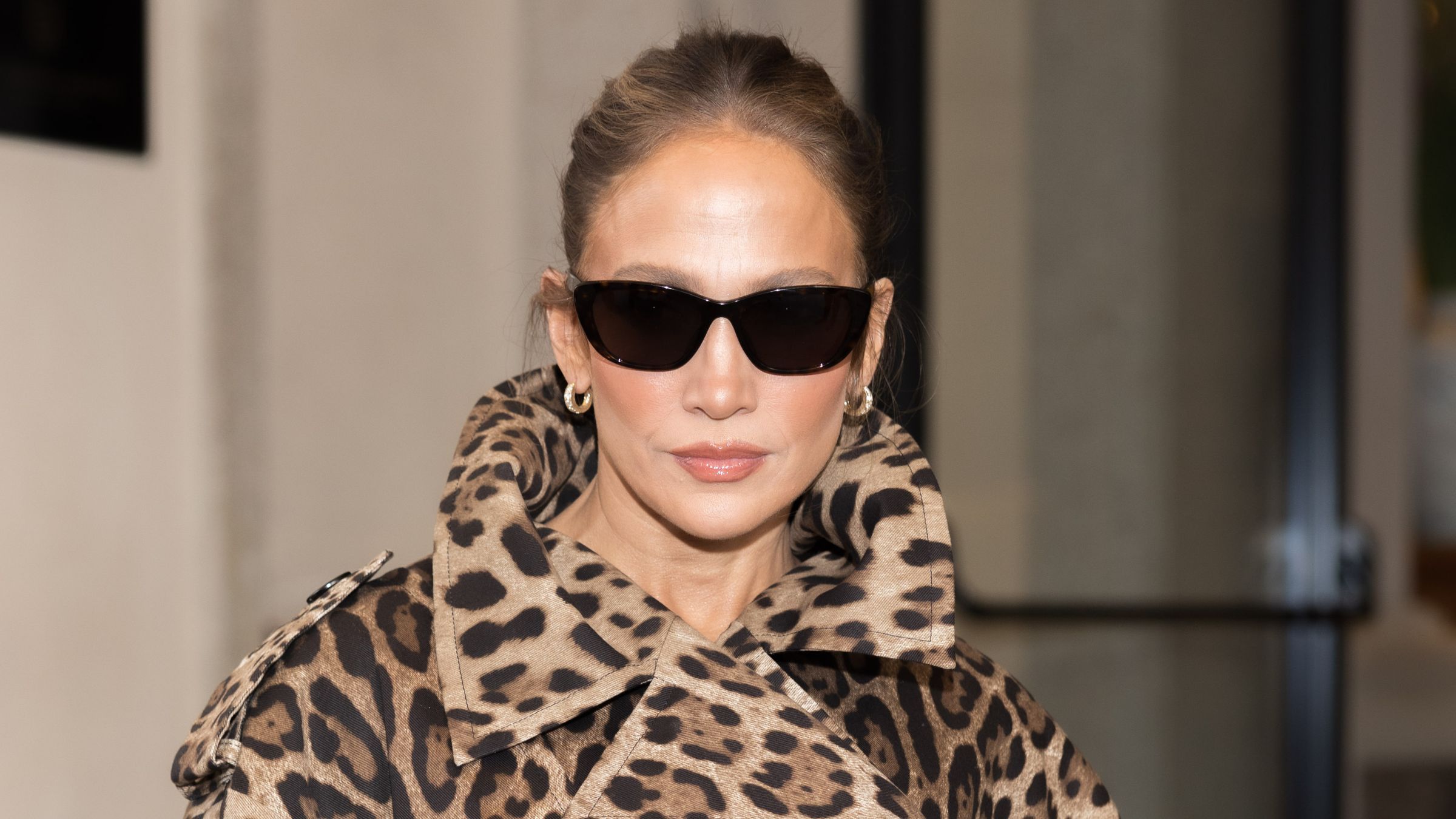 Das offene Wohnzimmer von Jennifer Lopez ist eine Lektion in Sachen Negativraum – es ist riesig und doch intim proportioniert