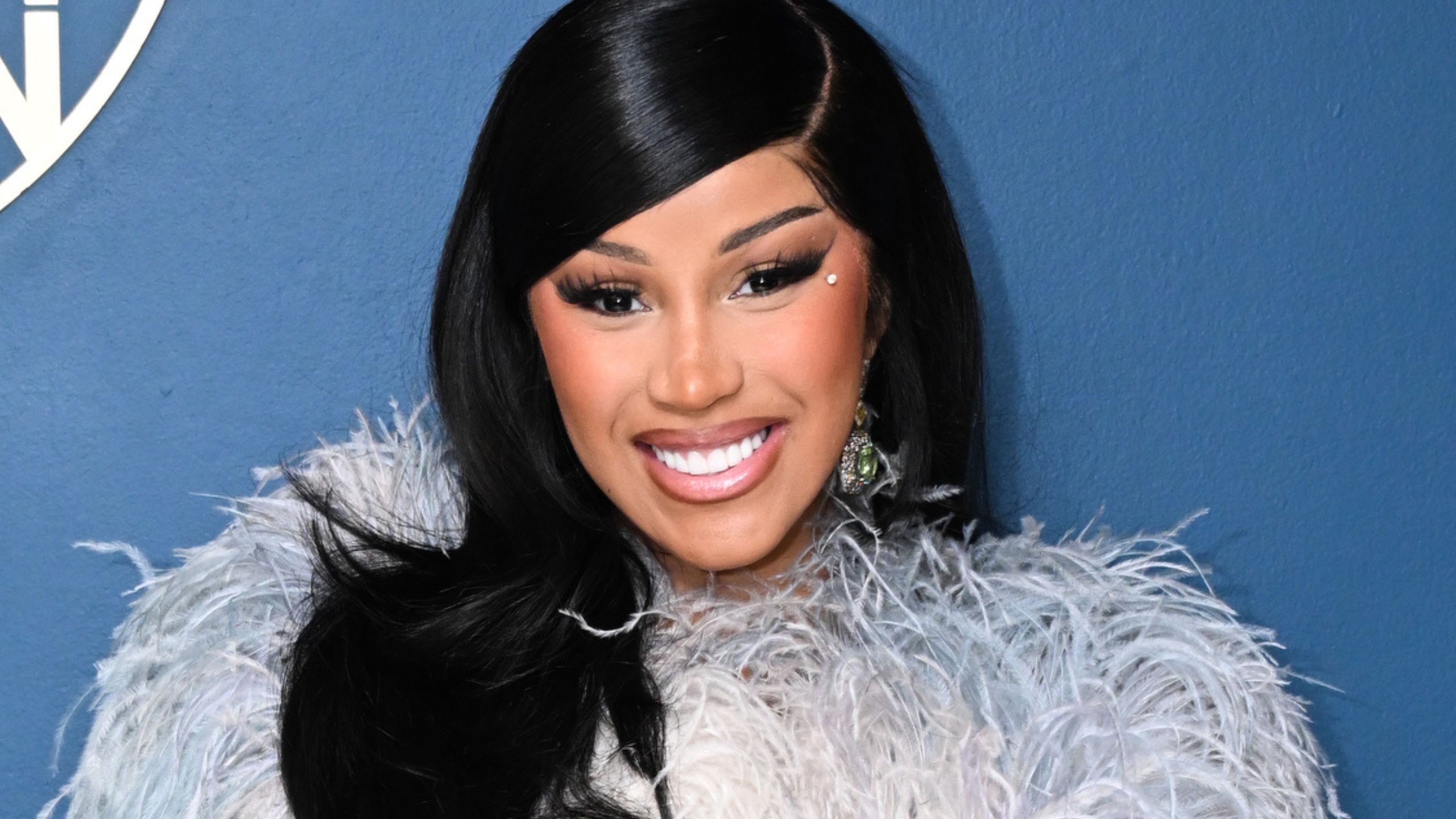Der komplett weiße Weihnachtsbaum von Cardi B ist eine Studie über skurrile monochrome Dekorationen für das Jahr 2026