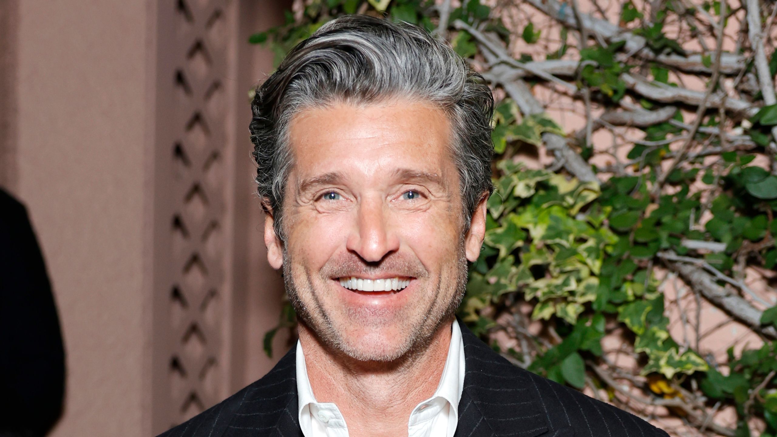 Der monochromatische silberne Weihnachtsbaum von Patrick Dempsey setzt den Standard für minimalistisches Dekorieren im Jahr 2026 – er ist auffällig und doch einfach