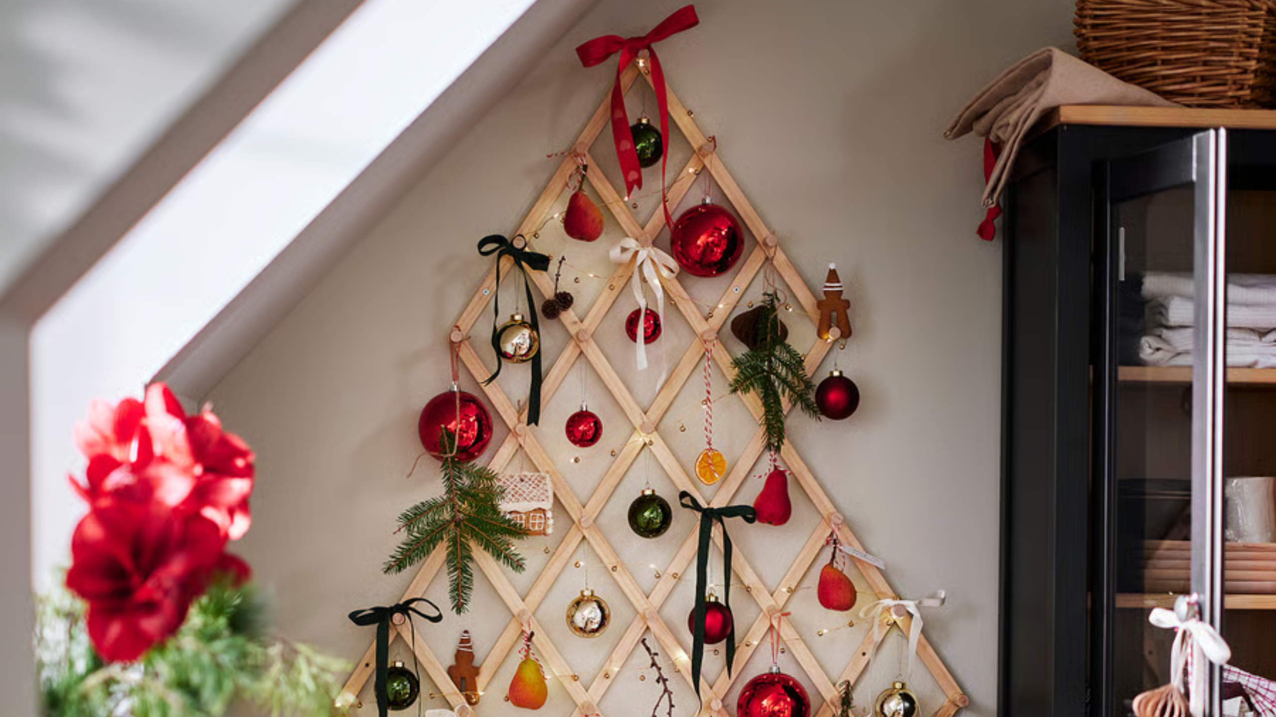 Der platzsparende Weihnachtsbaum von IKEA ist ideal für kleine Wohnungen – und sorgt dennoch für einen schicken nordischen Look