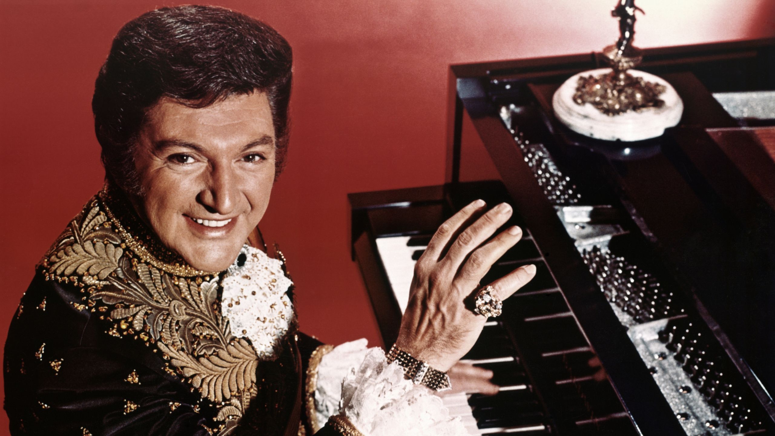 Die 55.000 US-Dollar teure Marmorbadewanne von Liberace ist eine Studie über den zeitlosen Reiz eines Ultra-Luxus-Badezimmers