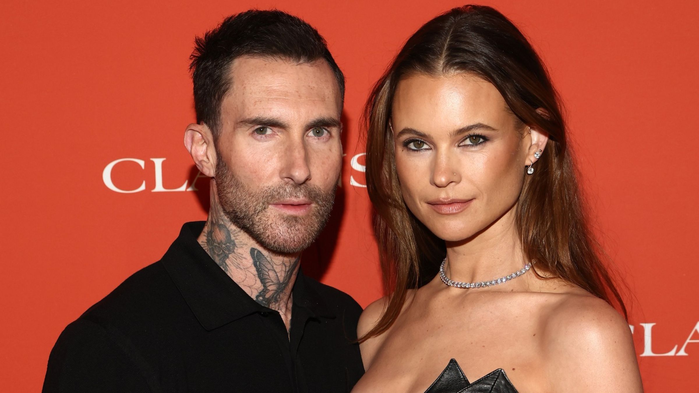 Die Anti-Trend-Palette von Adam Levine und Behati Prinsloo setzt Maßstäbe für moderne Wohnzimmer – sie schreibt warme, neutrale Regeln neu