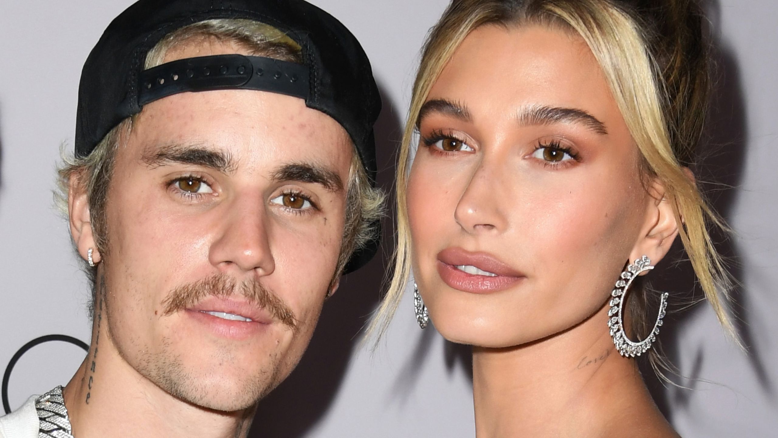 Die grauen Terrassenmöbel von Justin und Hailey Bieber sind eine Studie zum Ganzjahres-Outdoor-Design – der Winter beginnt