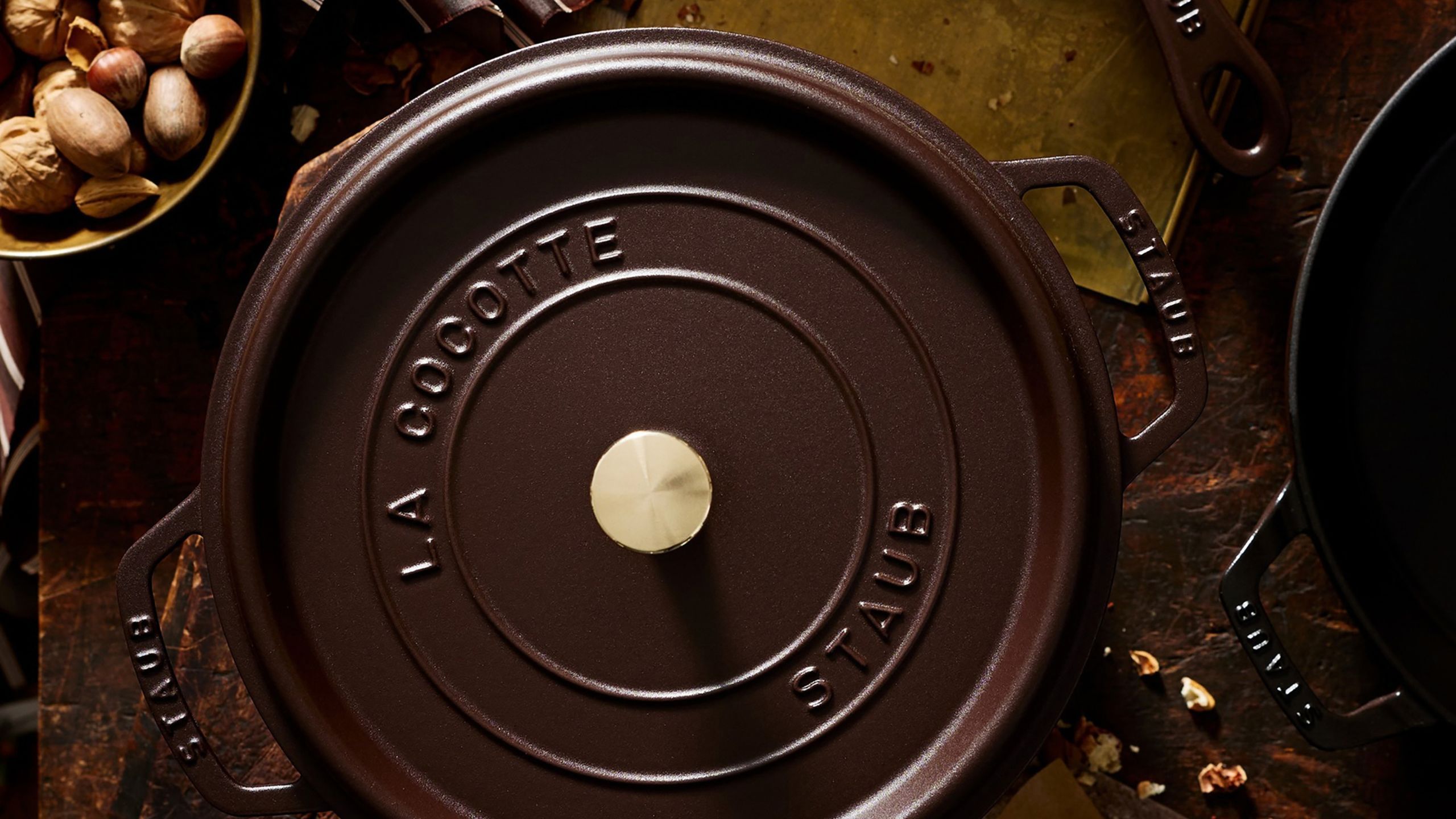 Die neue matte Espresso-Farbgebung von Staub ist die perfekte Grundlage für einen gemütlichen Thanksgiving-Tisch – sie ist wie geschaffen für gemütliches Essen