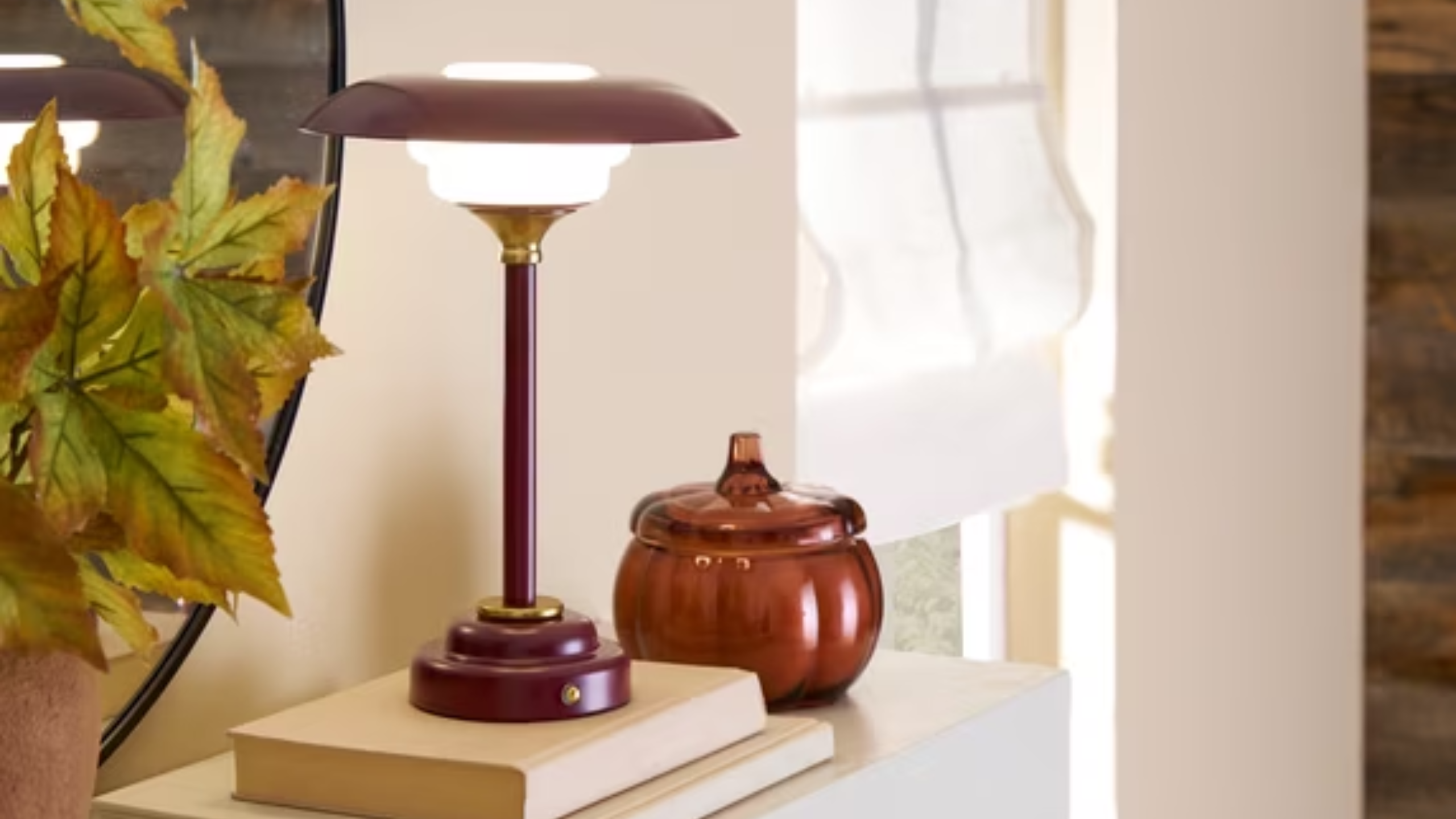 Diese tragbare Lampe für 20 US-Dollar ist der letzte Schliff, der meiner Herbstdekoration gefehlt hat – und sie greift einen der größten Farbtrends der Saison auf
