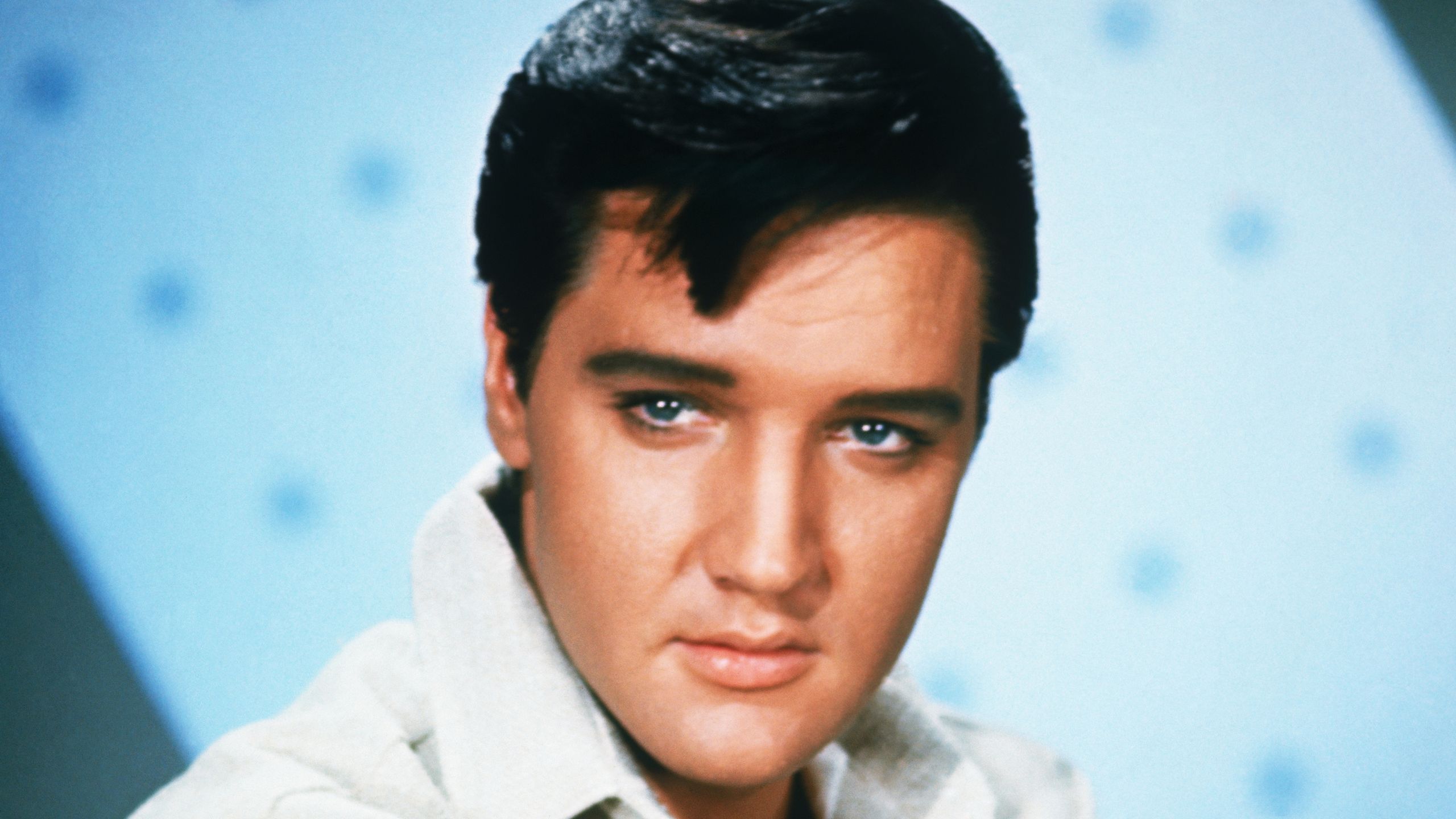 Elvis Presleys dramatisches olivgrünes Waschbecken war eine Meisterklasse im beruhigendsten und zugleich charaktervollsten Badezimmertrend des Jahres 2027