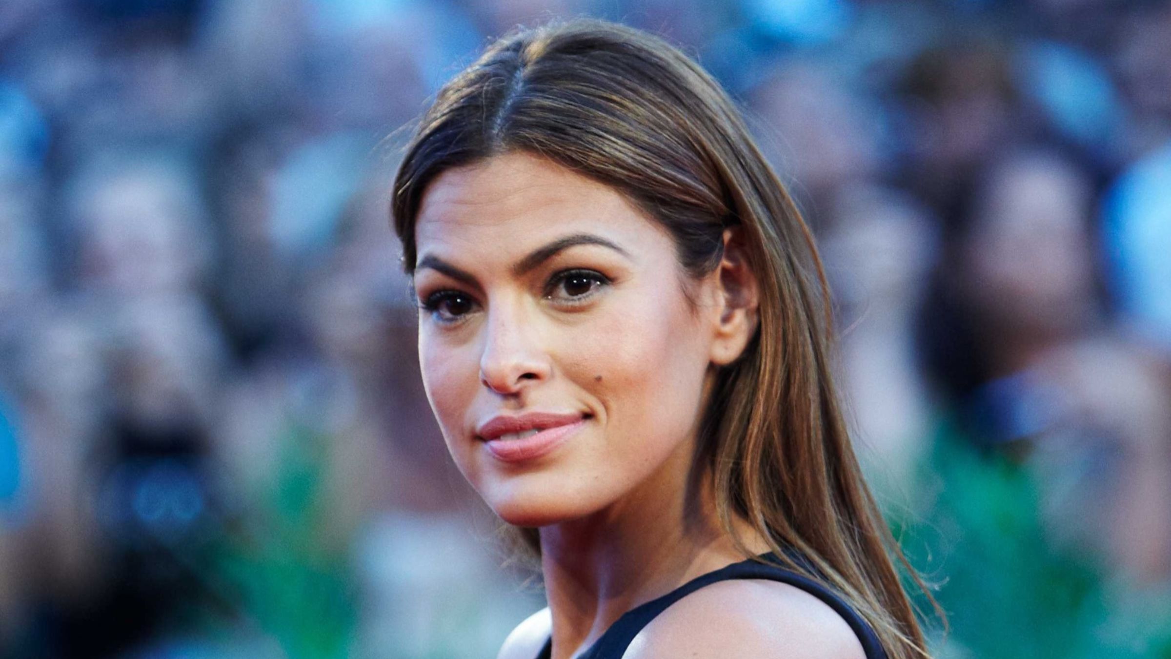 Eva Mendes und Ryan Goslings Miniatur-Weihnachtsbaumdisplay setzt Maßstäbe für Kitchen Islands – es konkurriert mit Displays in voller Größe
